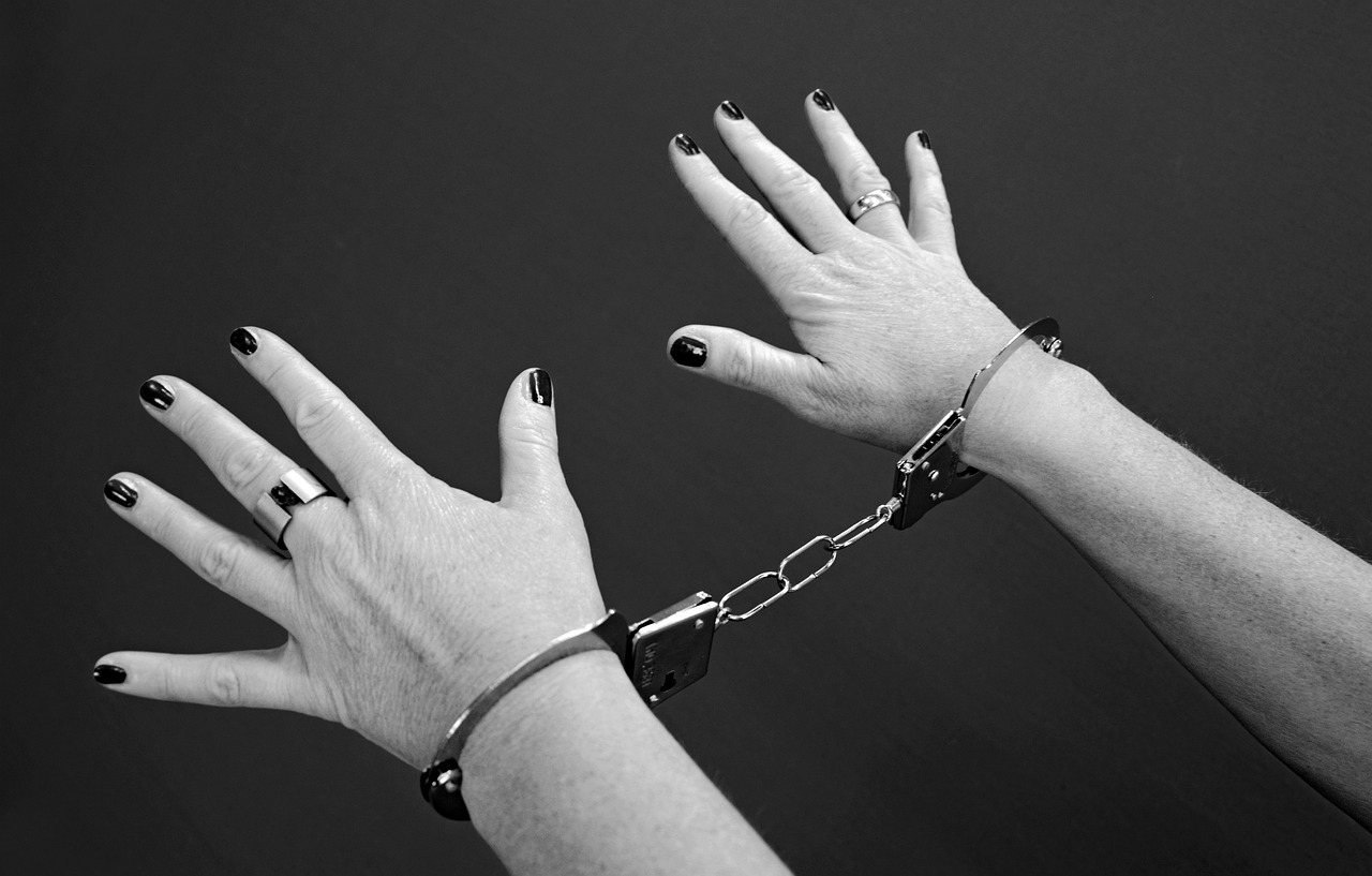 Arrestan a mujeres en Caguas en posesión de vehículo hurtado