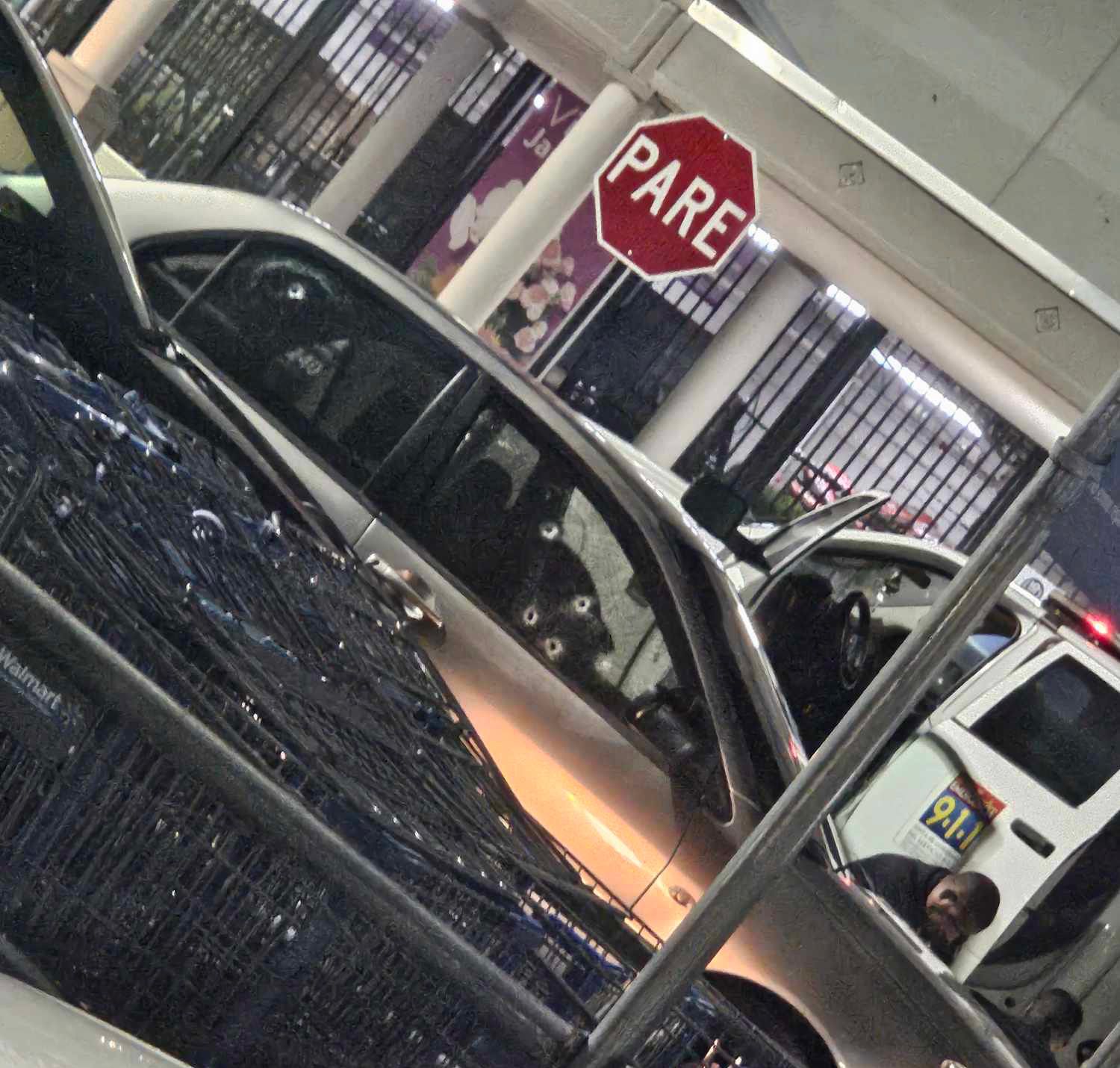 Identifican herido de bala que llegó hasta estacionamiento de centro comercial en Humacao
