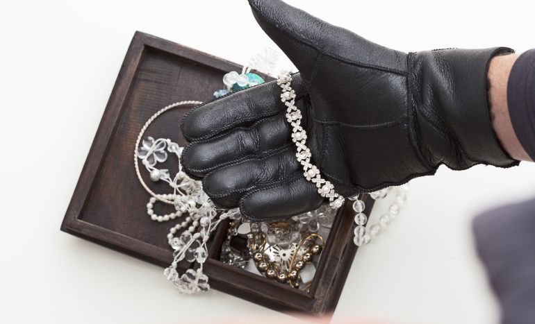 ¡Tremendo tumbe en Caguas! Ladrones se llevan generadores, joyas y 32 diamantes
