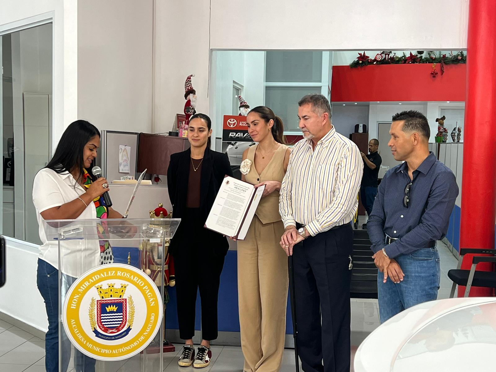 Alcaldesa de Naguabo reconoce a presidente de Naguabo Auto Toyota por su trayectoria empresarial