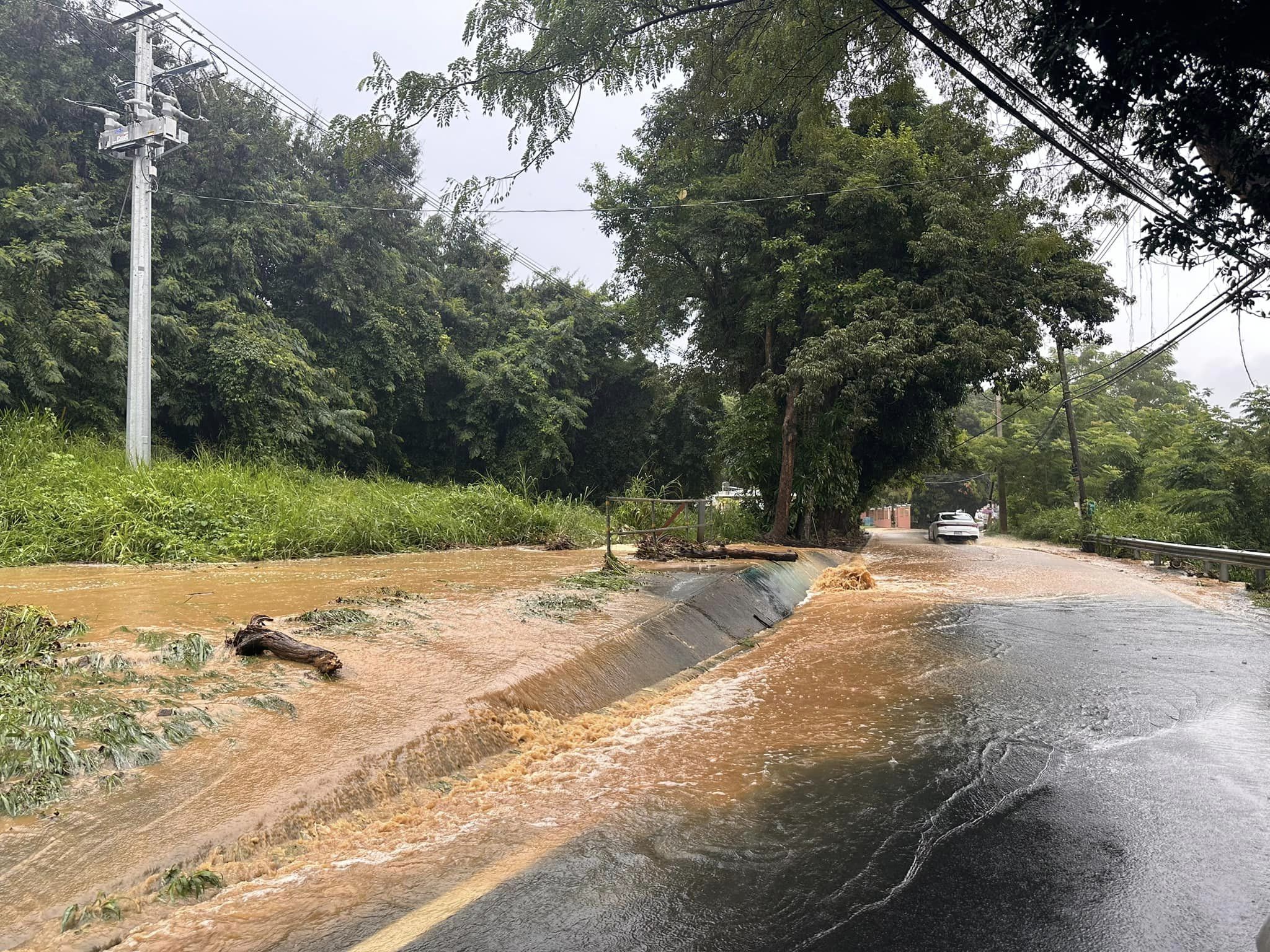 Preocupado alcalde de Ceiba en comunidades donde están pendientes muros de contención