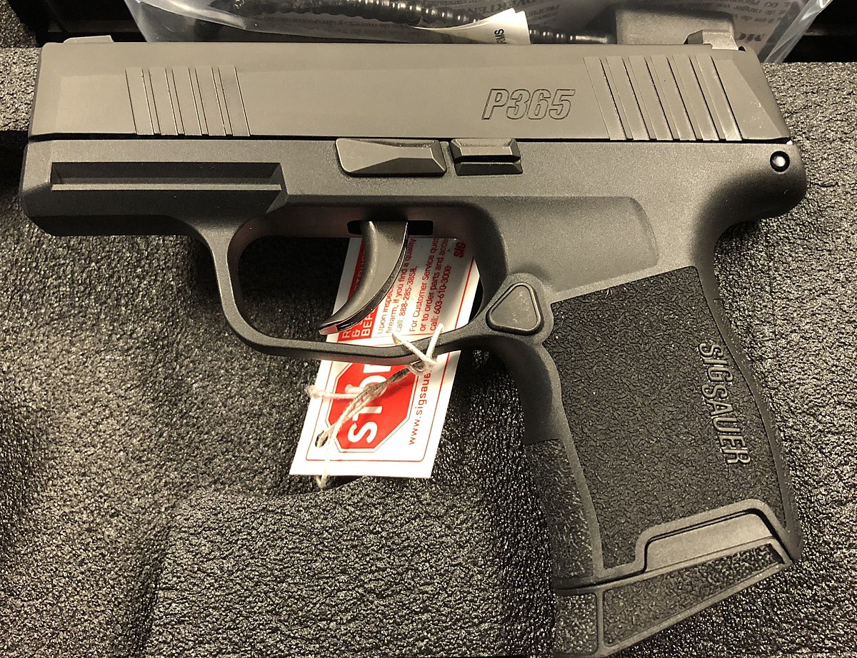 Se tumban una pistola de un vehículo en el estacionamiento de centro comercial en Humacao 