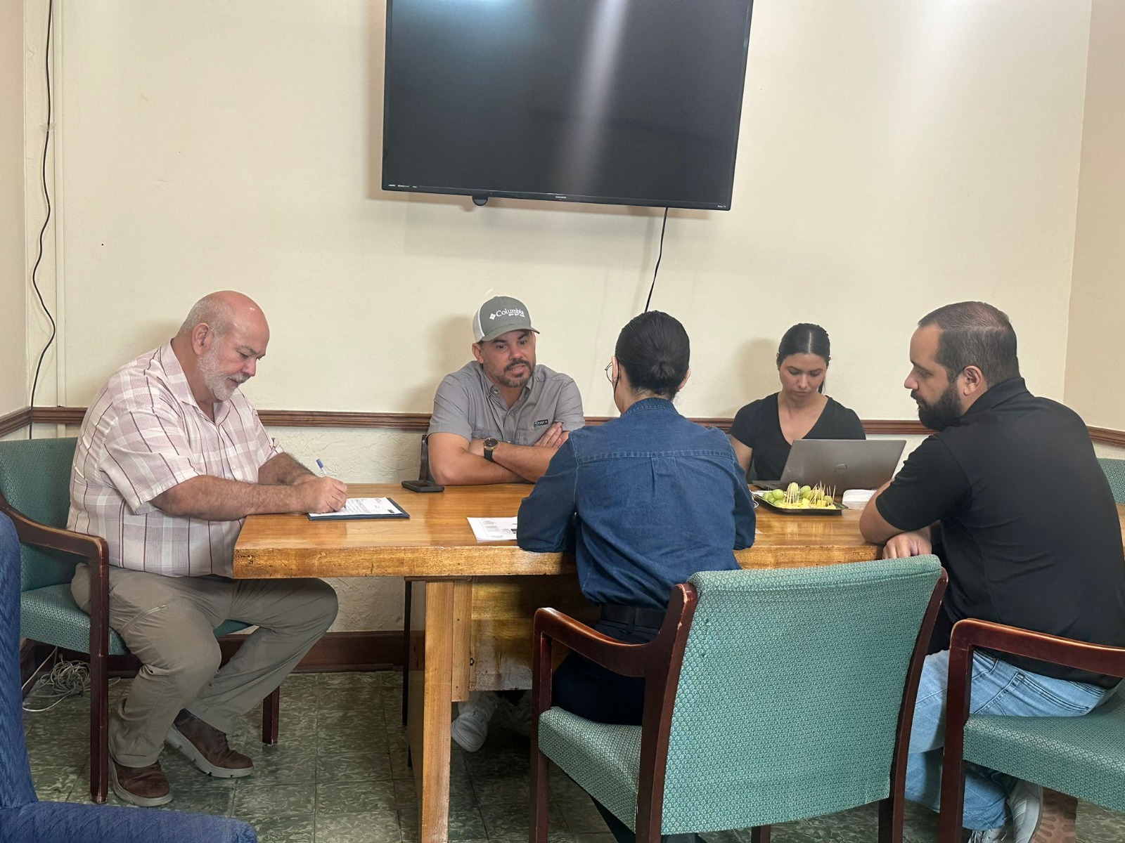 Inspeccionan progreso de rehabilitación de escuela intermedia en Ceiba
