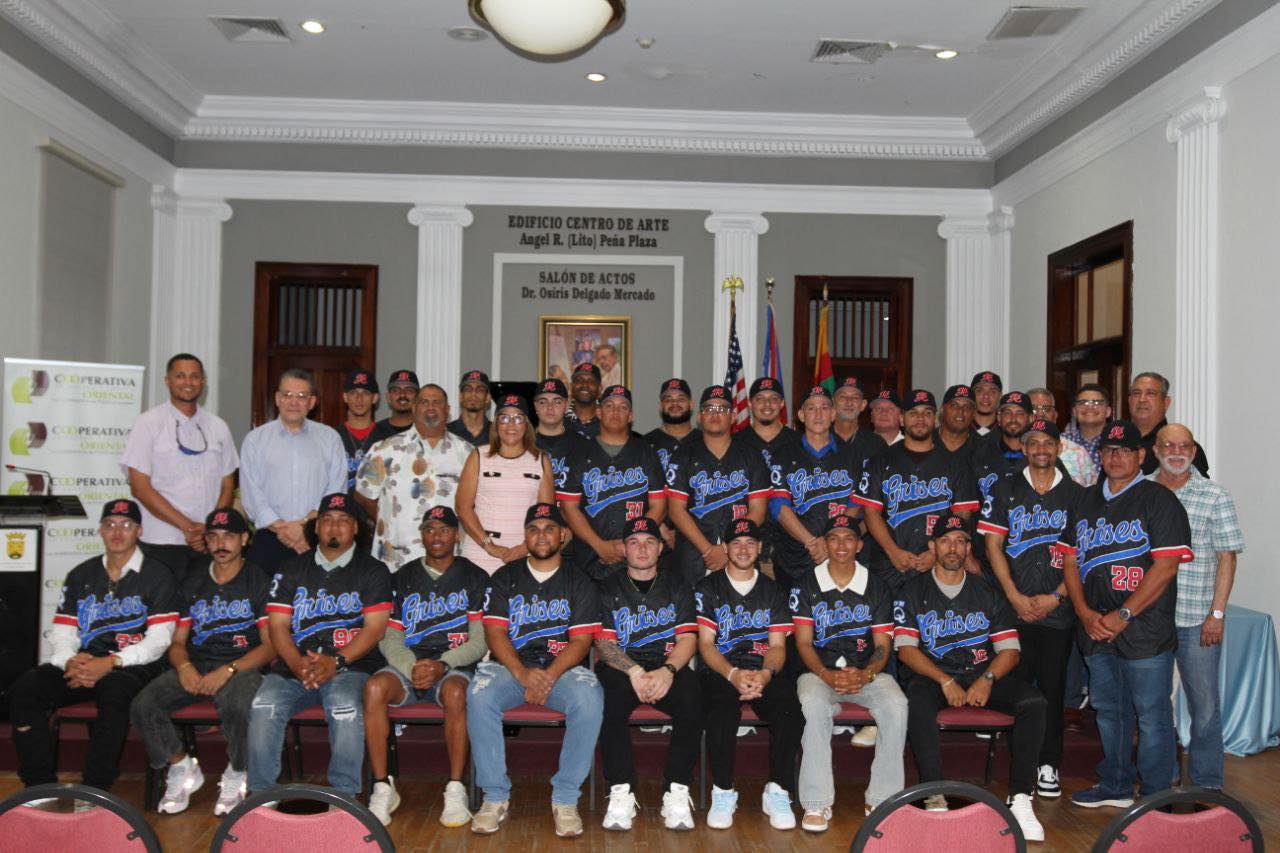Los Grises de Humacao reciben su uniforme de cara a la temporada 2025 del Béisbol AA