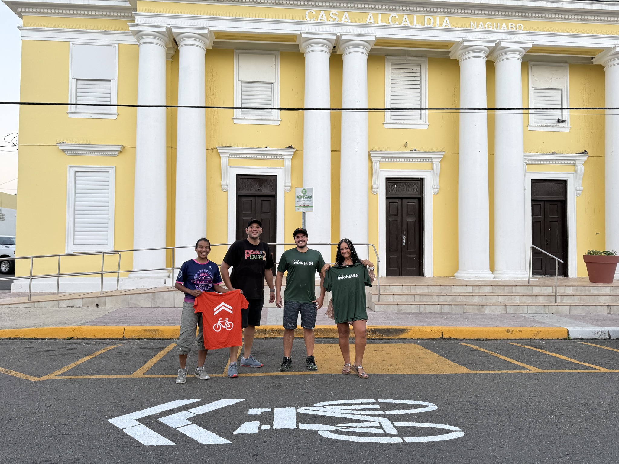 Ruta Borinquén y Naguabo promueven seguridad ciclista con iniciativa comunitaria “Pintando Biciflechas”