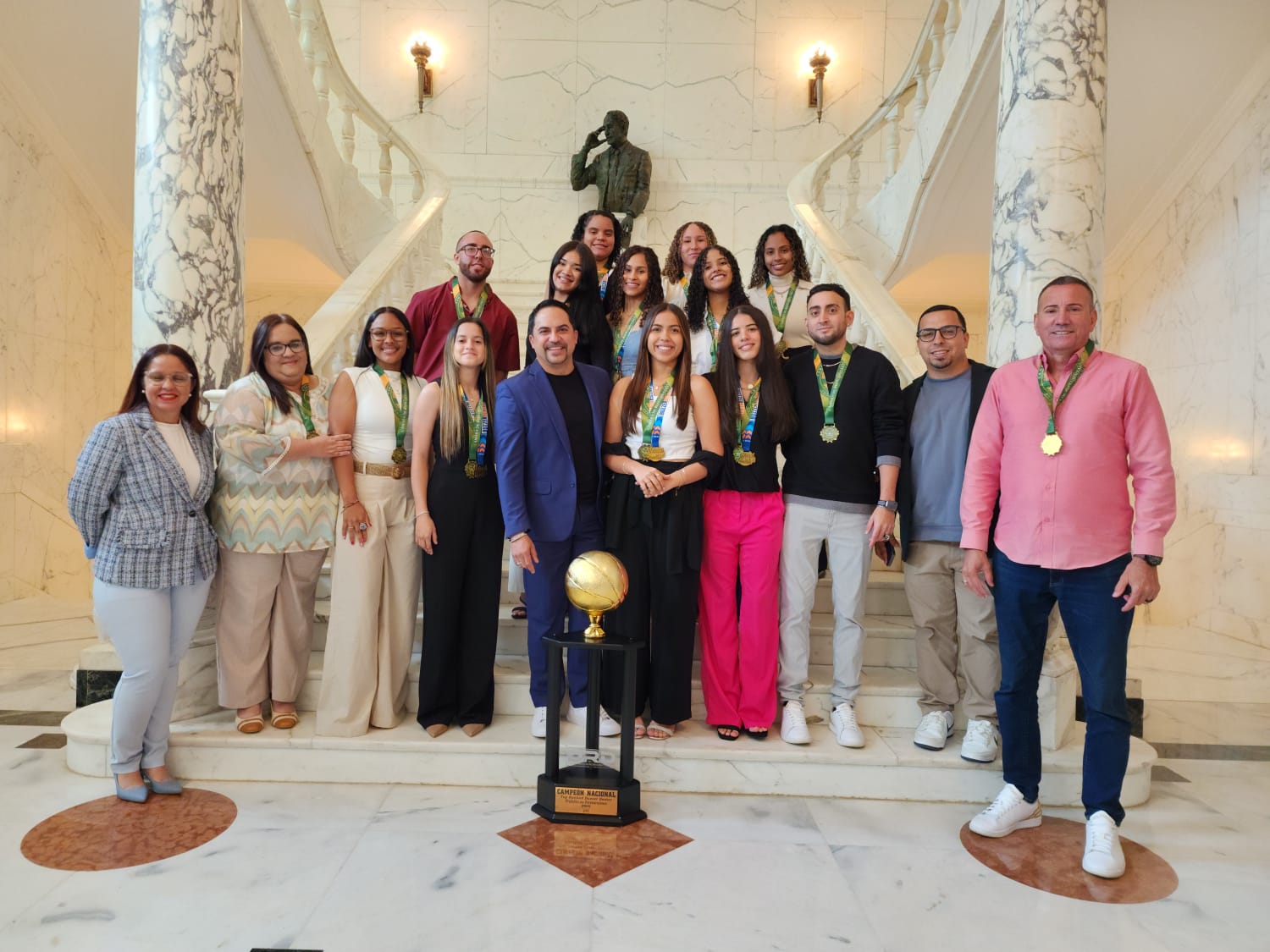Representante reconoce a “Las Lobas” de la Escuela Ramón Power y Giralt por su campeonato en el Torneo Buzzer Beater