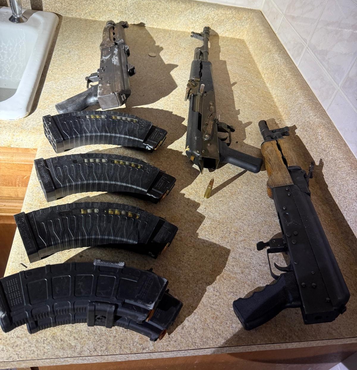 Allanamiento en Caguas deja dos arrestados y tres rifles ocupados