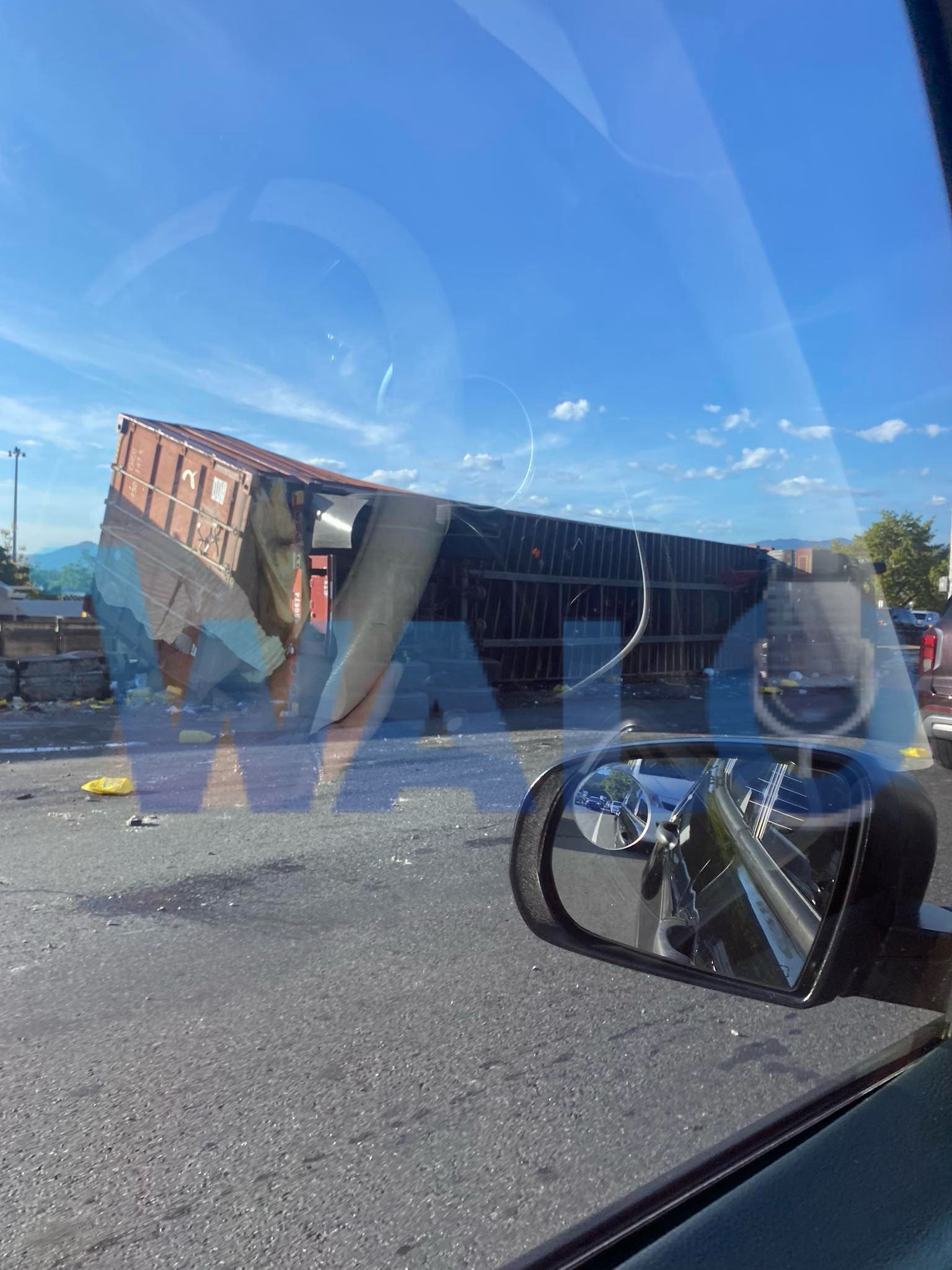 Cinco horas podrían demorar trabajos en la PR-52 donde se volcó camión