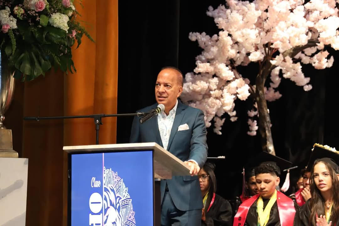 Cientos de estudientes destacados reciben becas en actos de graduación en Las Piedras