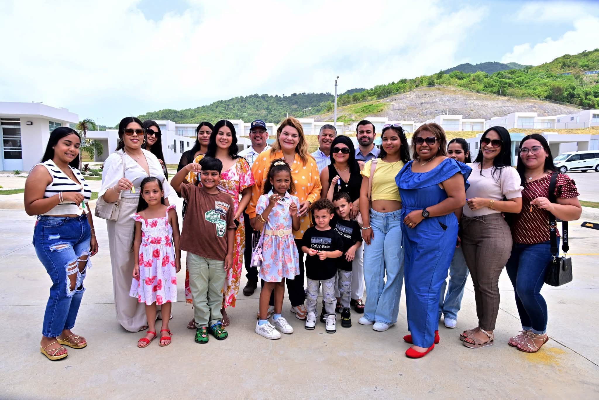 Gobernadora entrega primeras 16 residencias en proyecto Mirasol en Yabucoa