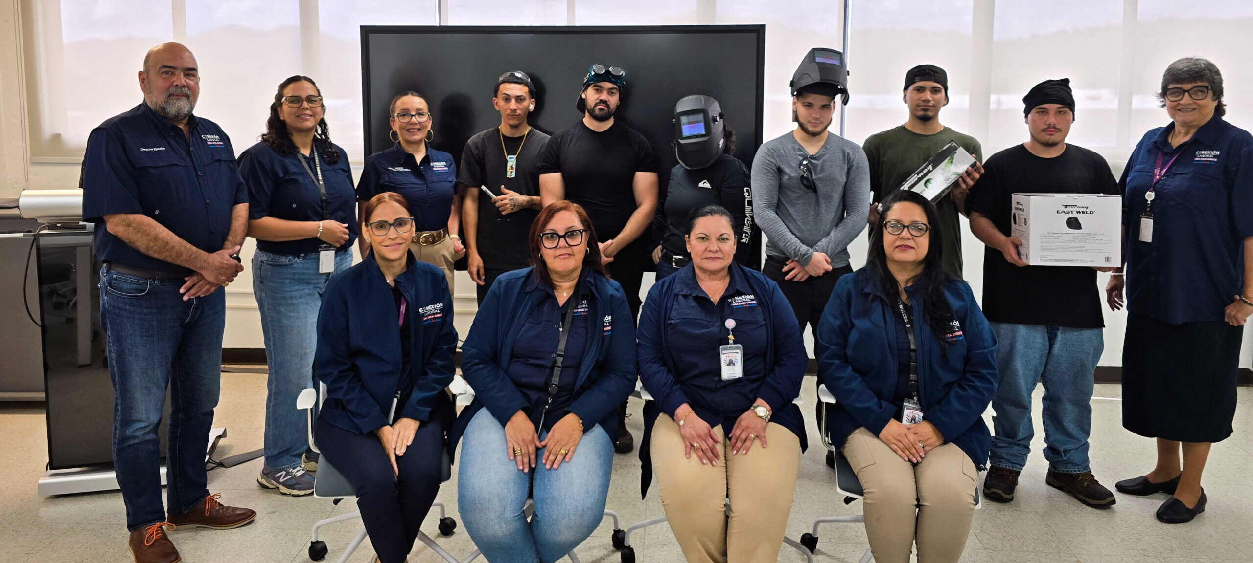Conexión Laboral Sureste entrega equipo especializado a estudiantes de soldadura
