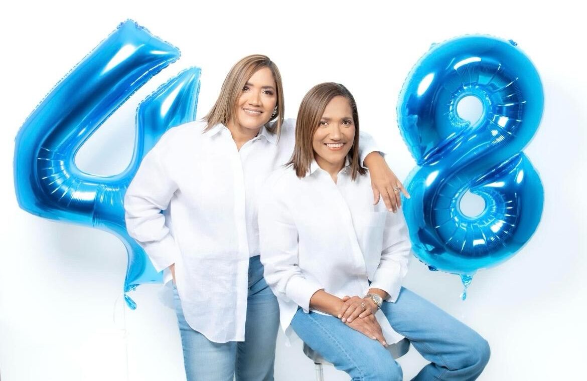 En la imagen vemos a Joan sentada junto a su difunta hermana gemela, Johanny Ortiz López, durante una sesión de fotos que había sido programada pocos días después de recibir la noticia de su diagnóstico de cáncer.