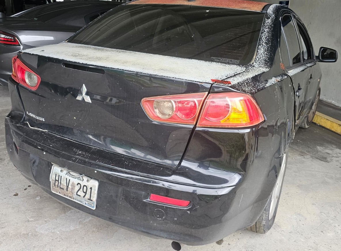 Ocupan vehículo en estacionamiento de negocio en Las Piedras
