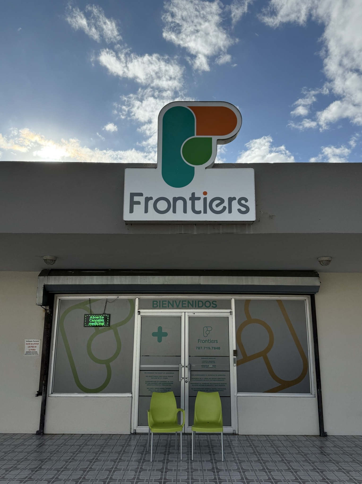 Frontier lanza nuevo sistema de pago con celular dentro del dispensario.
