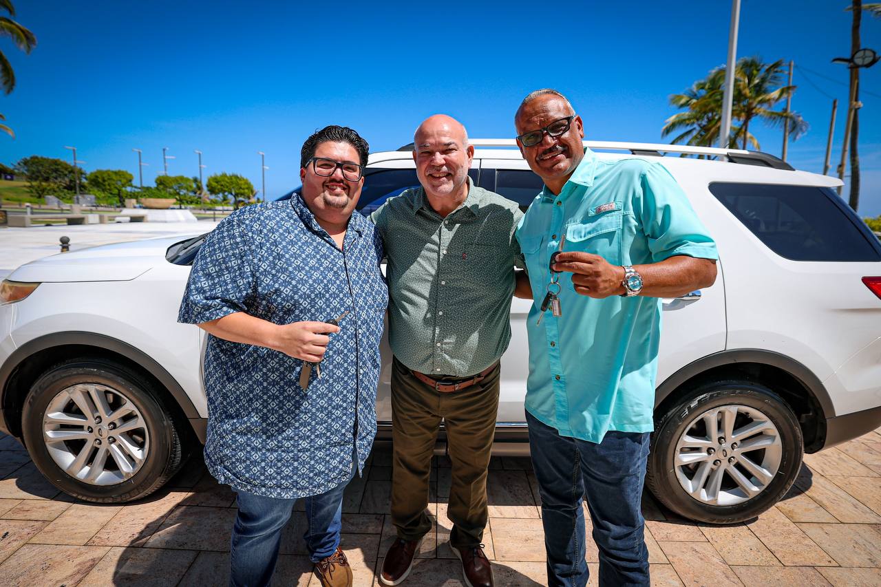 Municipio de Vieques recibe vehículos para servicio a adultos mayores
