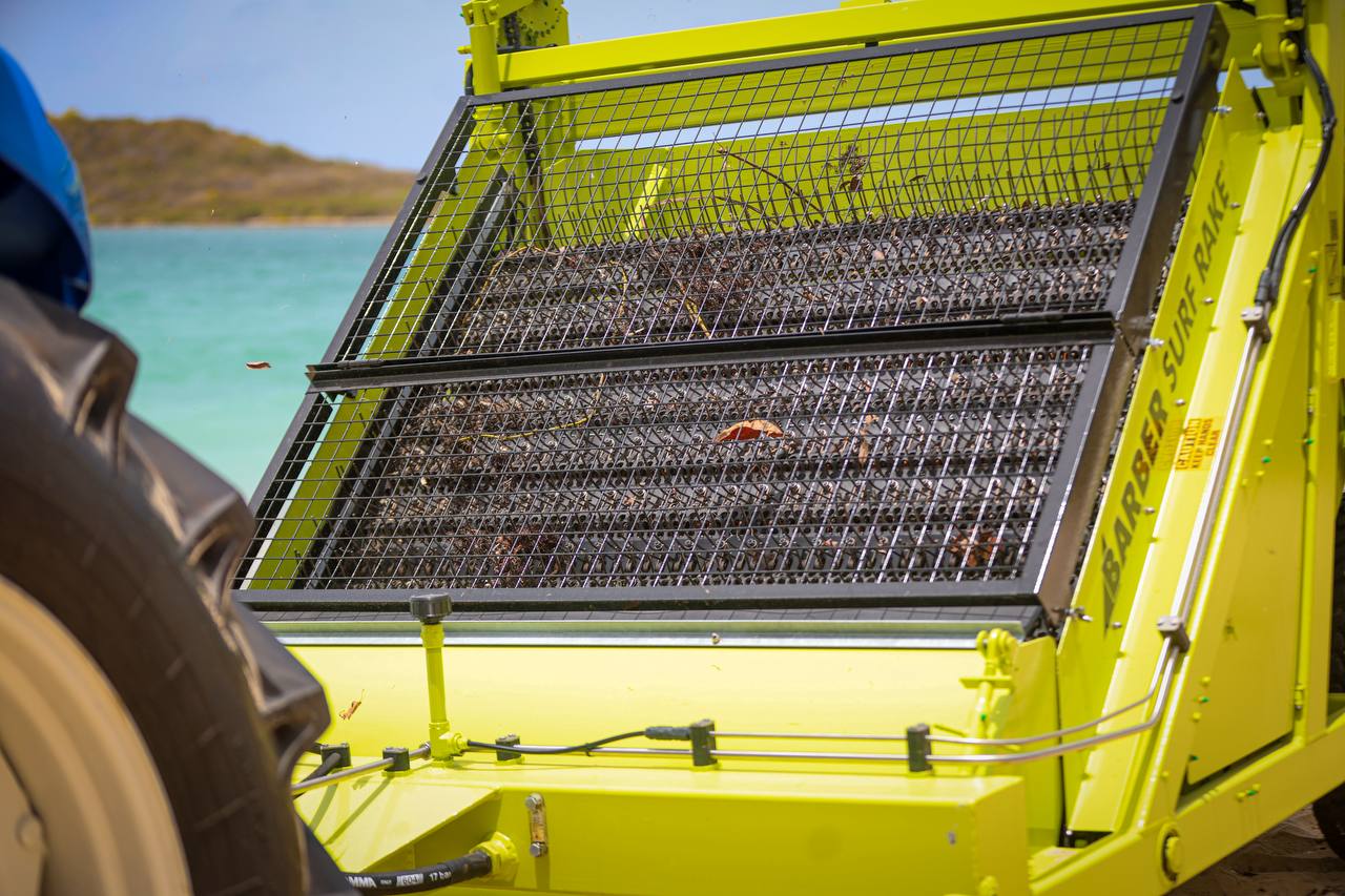 Vieques recibe nueva maquinaria para reforzar la limpieza de sargazo en sus playas