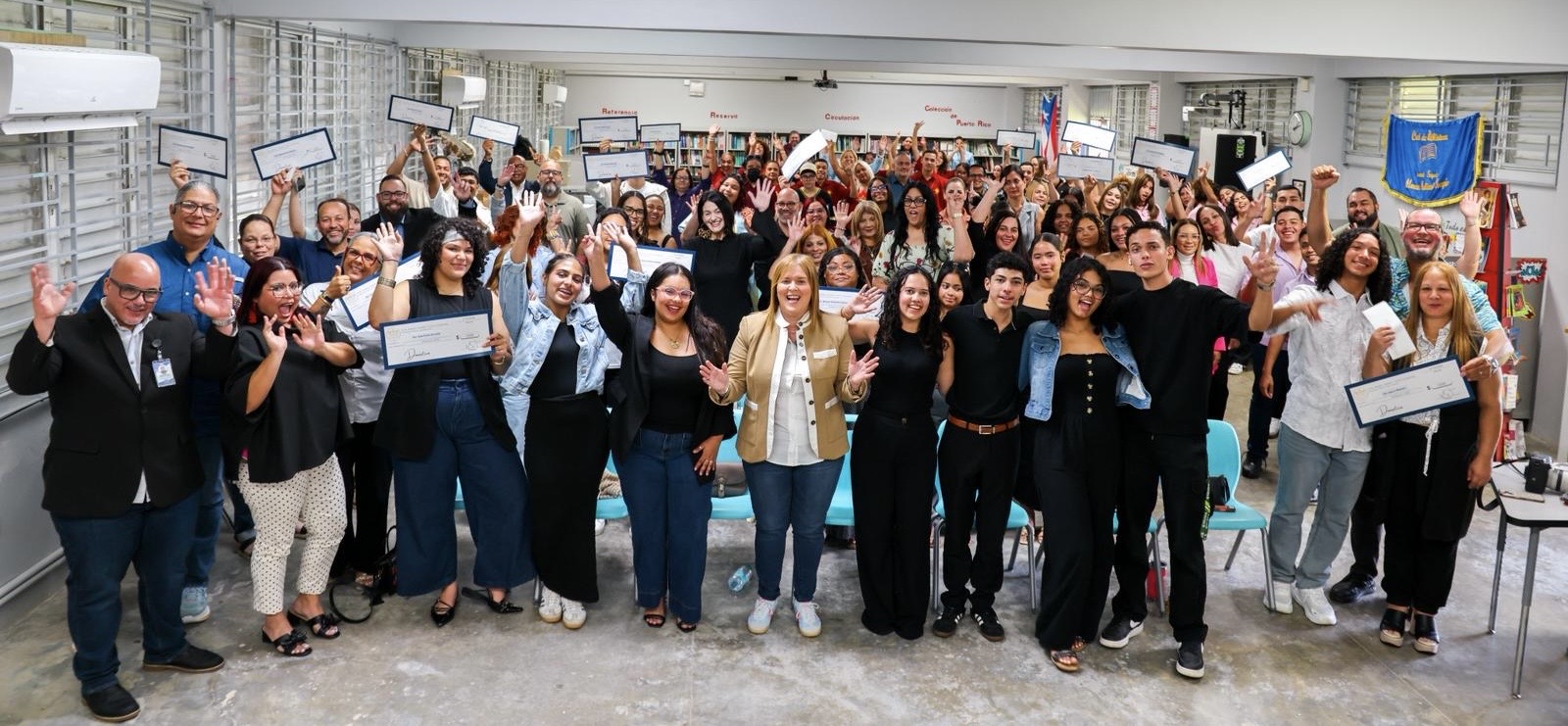 Senadora Soto Tolentino entrega cheques de ayuda  a clases graduandas del Distrito de Humacao
