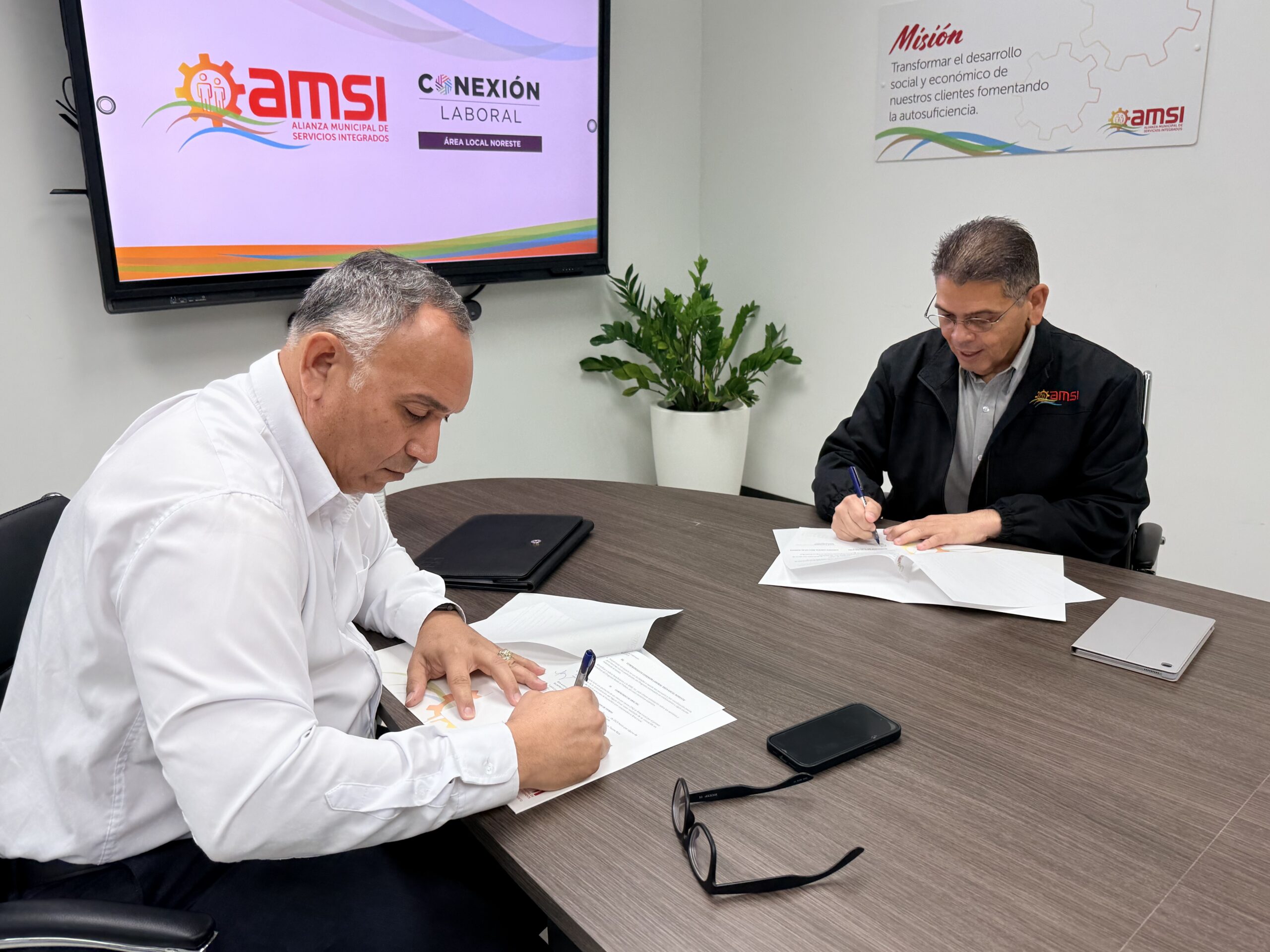 Este acuerdo formaliza la alianza entre ambas entidades con el propósito de fomentar la autosuficiencia económica.