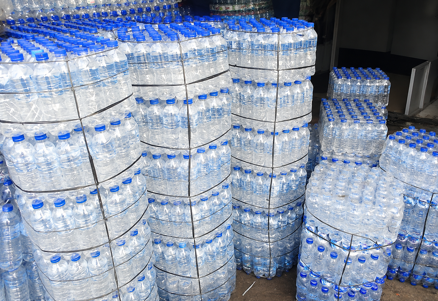 DACO congela precios de agua embotellada, hielo, cisternas tras la emergencia del Superacueducto