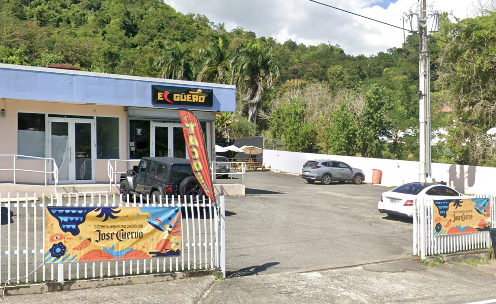 Ubicado en la carretera 924, barrio Collores, sector Pitaya, kilómetro 1.7, el restaurante abre sus puertas de martes a domingo.