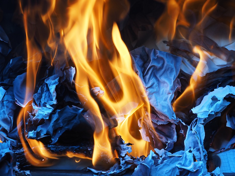 Investigan vehículo volcado e incendiado en Fajardo