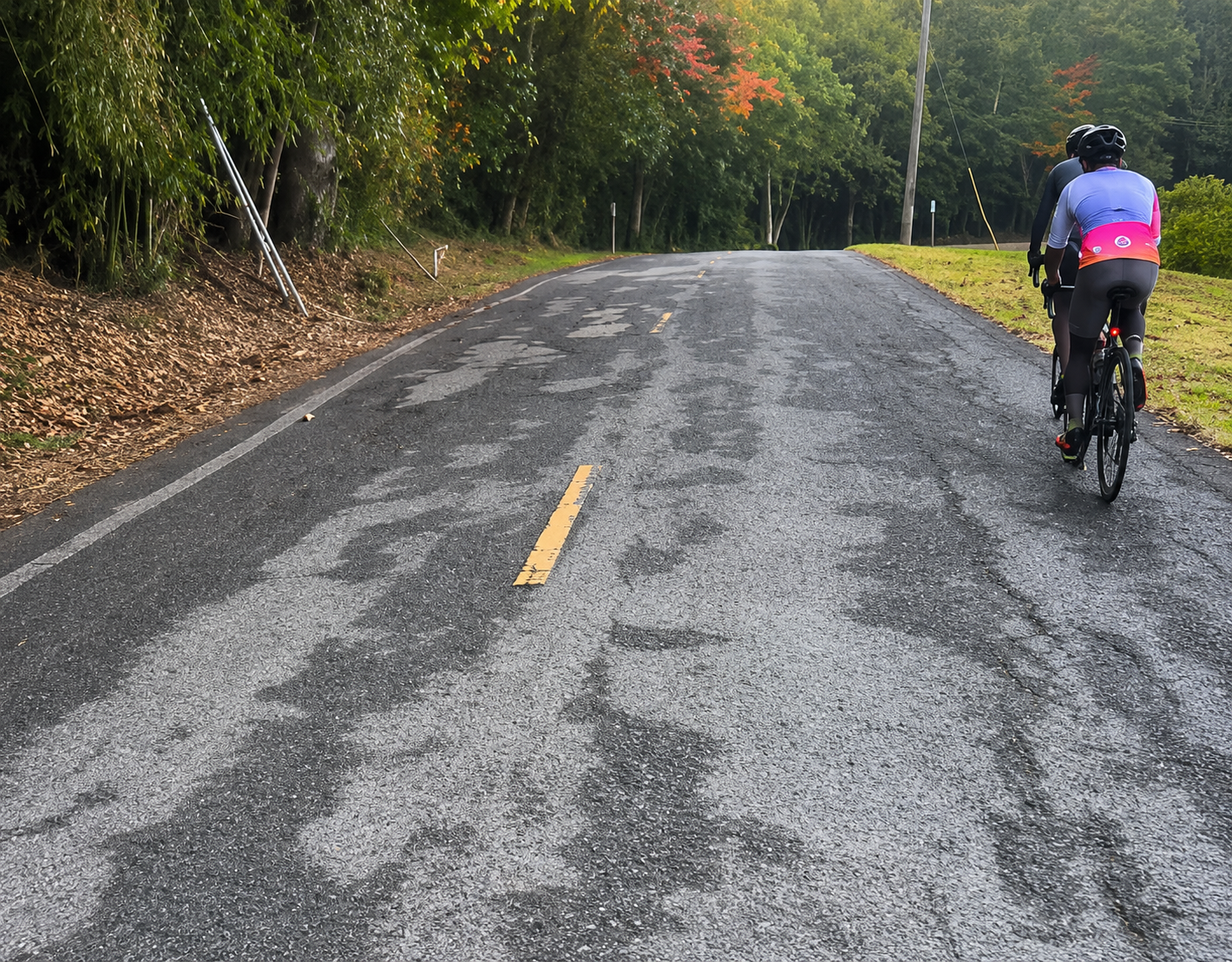 DTOP coordina plan de bacheo para carreteras reclamadas por Fundación Caciques Cycling 