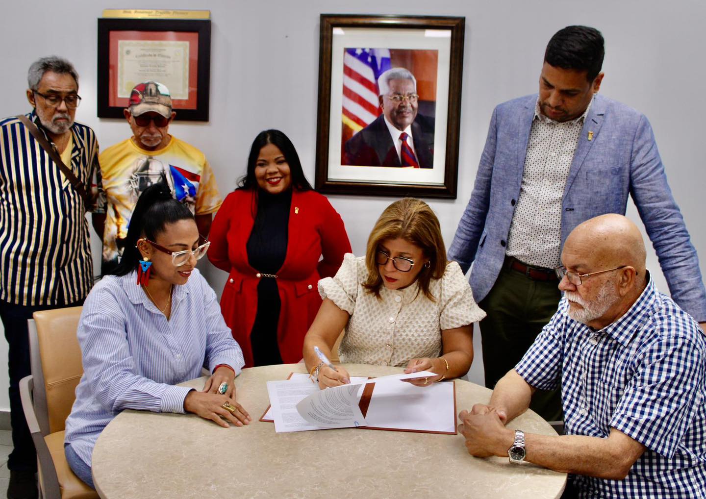 Alcaldesa firma acuerdo con Junta del Centro Cultural Dra. Antonia Sáez de Humacao