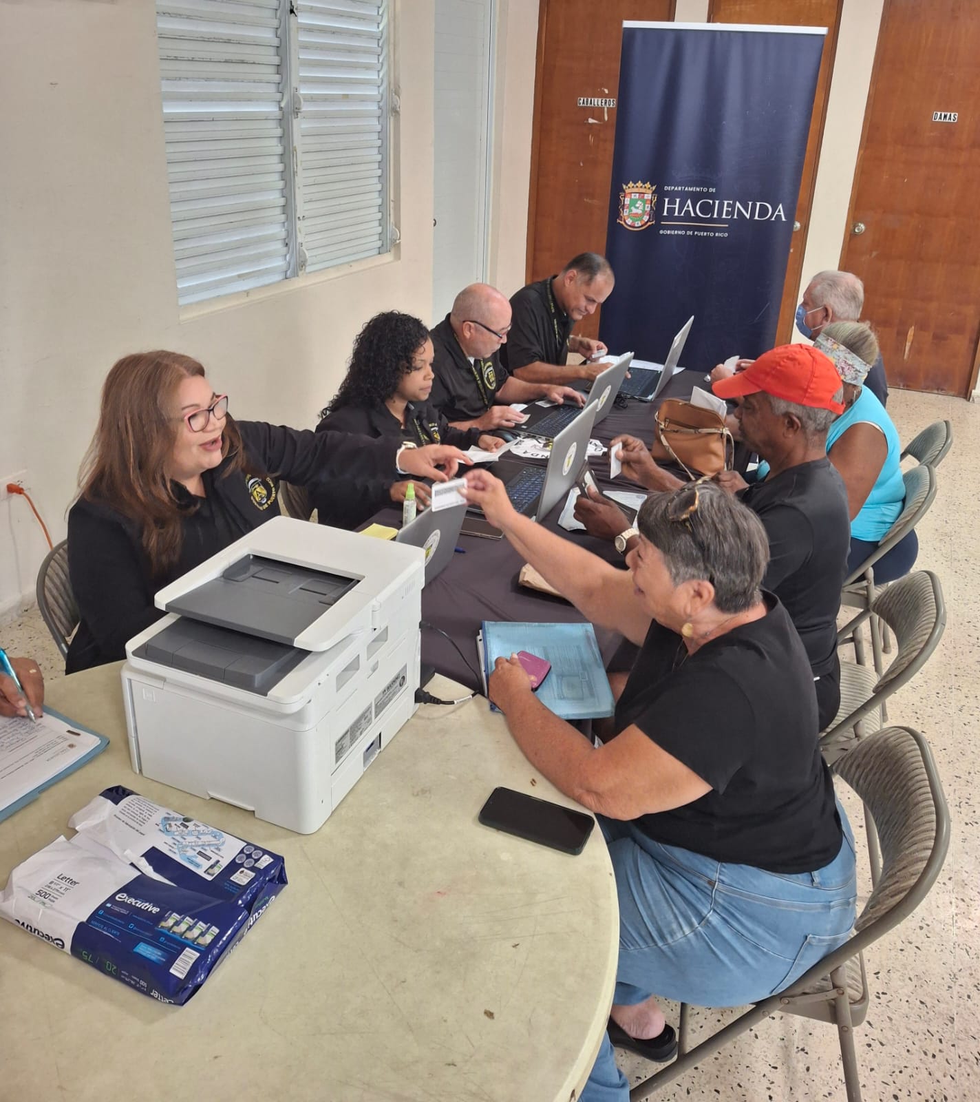 Hacienda asiste a seniors y pensionados para completar planilla en municipios del este