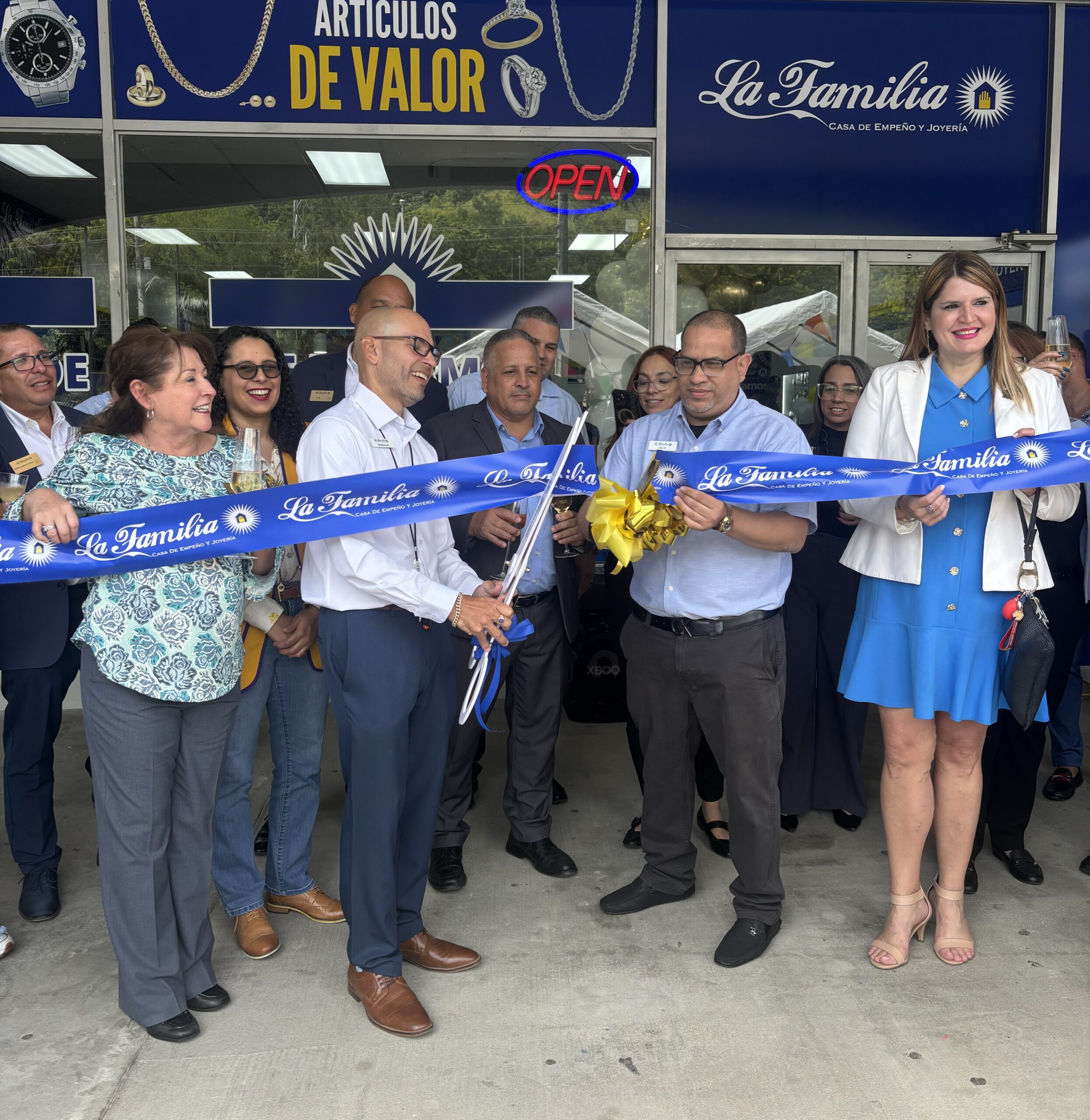 Inaugura La Familia Casa de Empeño y Joyería en Cayey