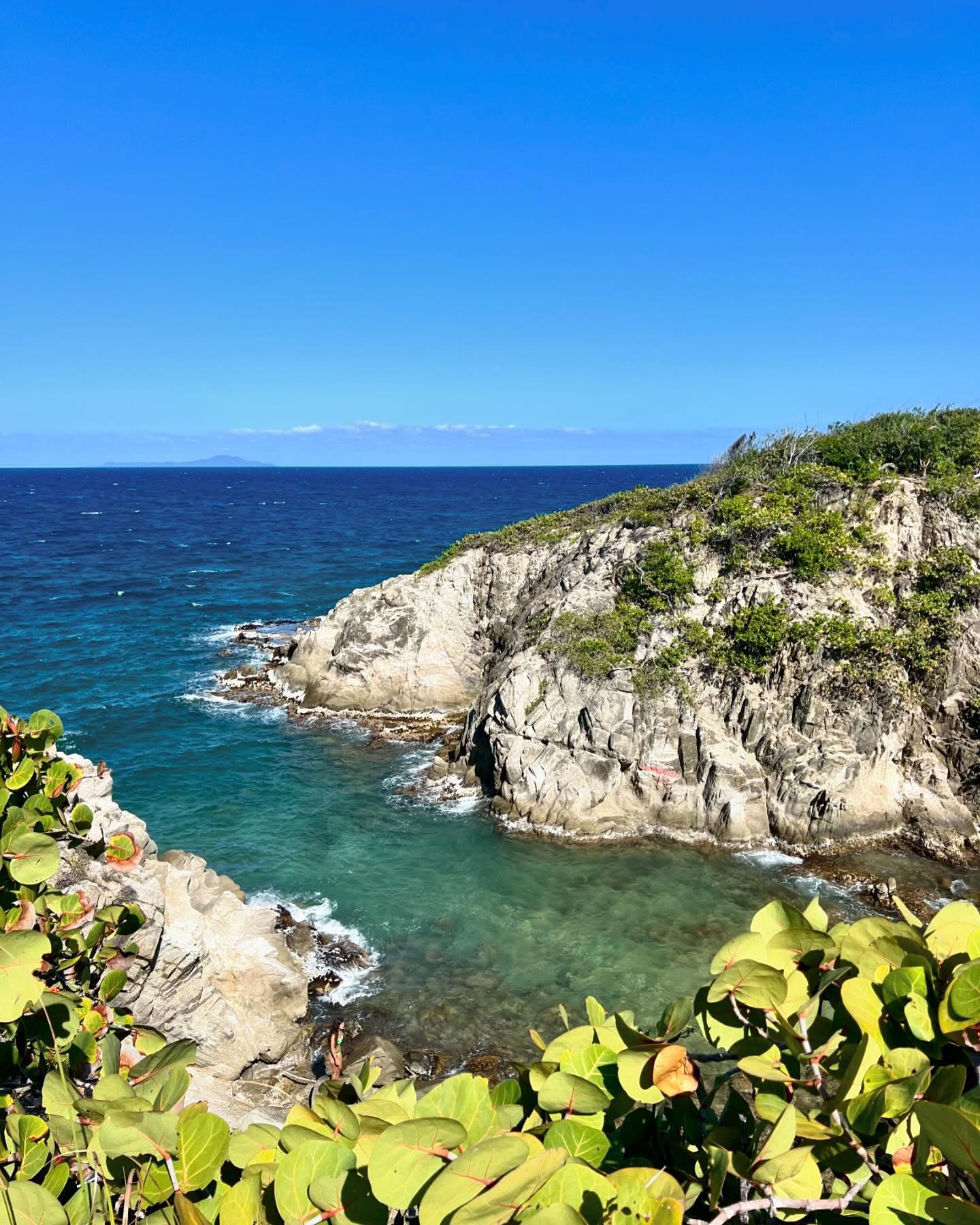 Rescatan a hombre que sufrió caída en playa Ikaco de Humacao