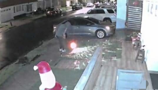 Roban decoración navideña en residencial de Humacao