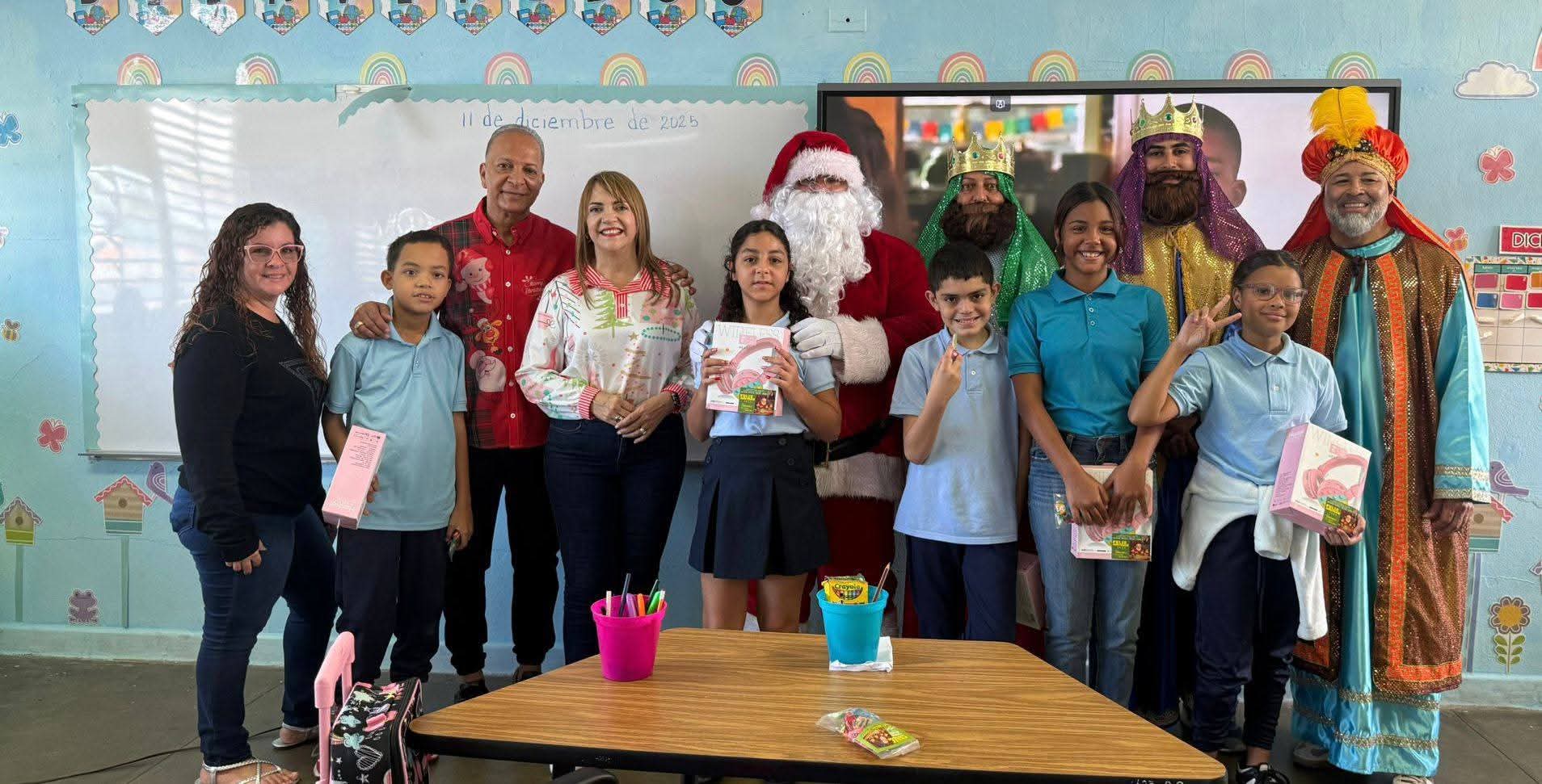 Alcalde de Las Piedras y Primera Dama reparten alegría navideña con entrega de juguetes en escuelas y Head Start