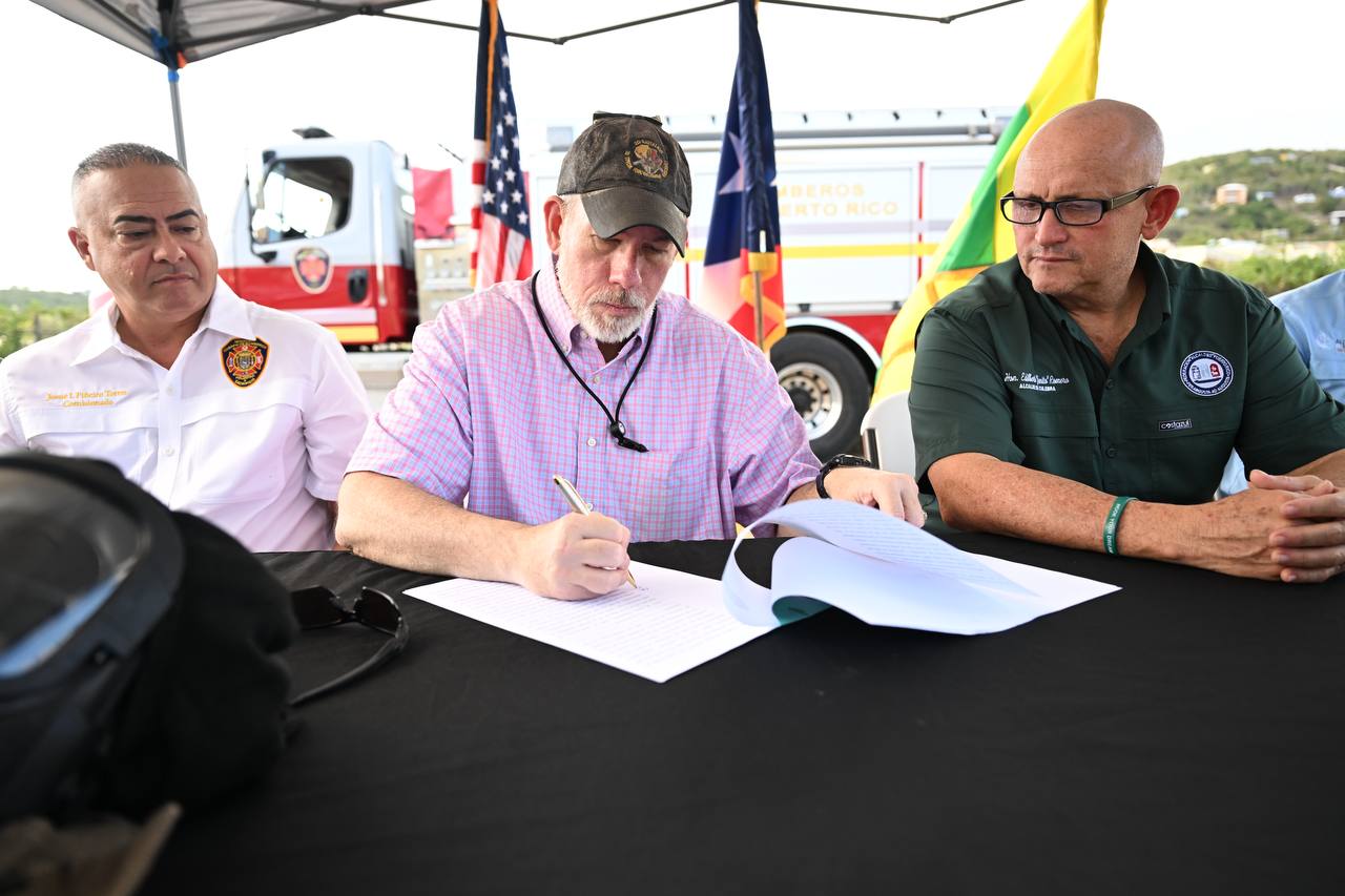 Formaliza acuerdo para nueva Estación de Bomberos en Culebra con acceso directo al Aeropuerto