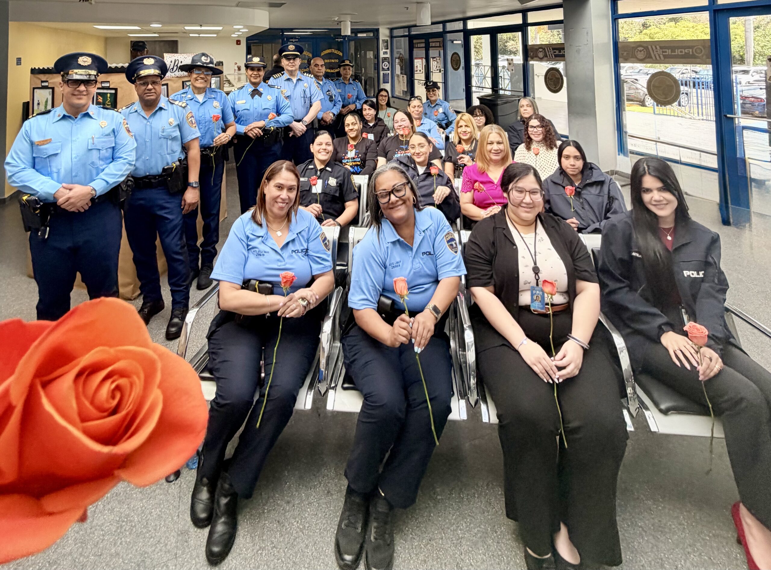 Honran a mujeres policías y personal civil en la Comandancia de Humacao