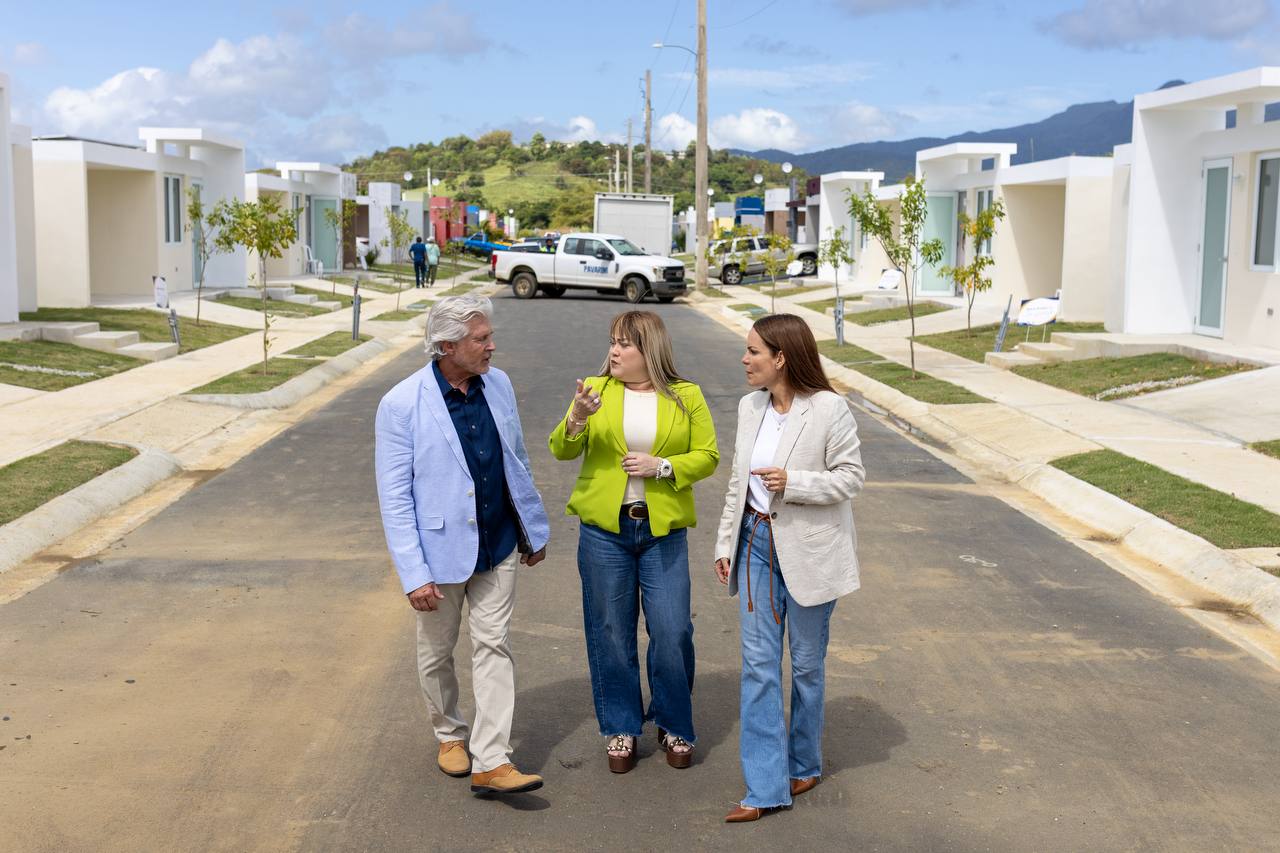 Familias visitan residencias en la comunidad Maizales de Naguabo 
