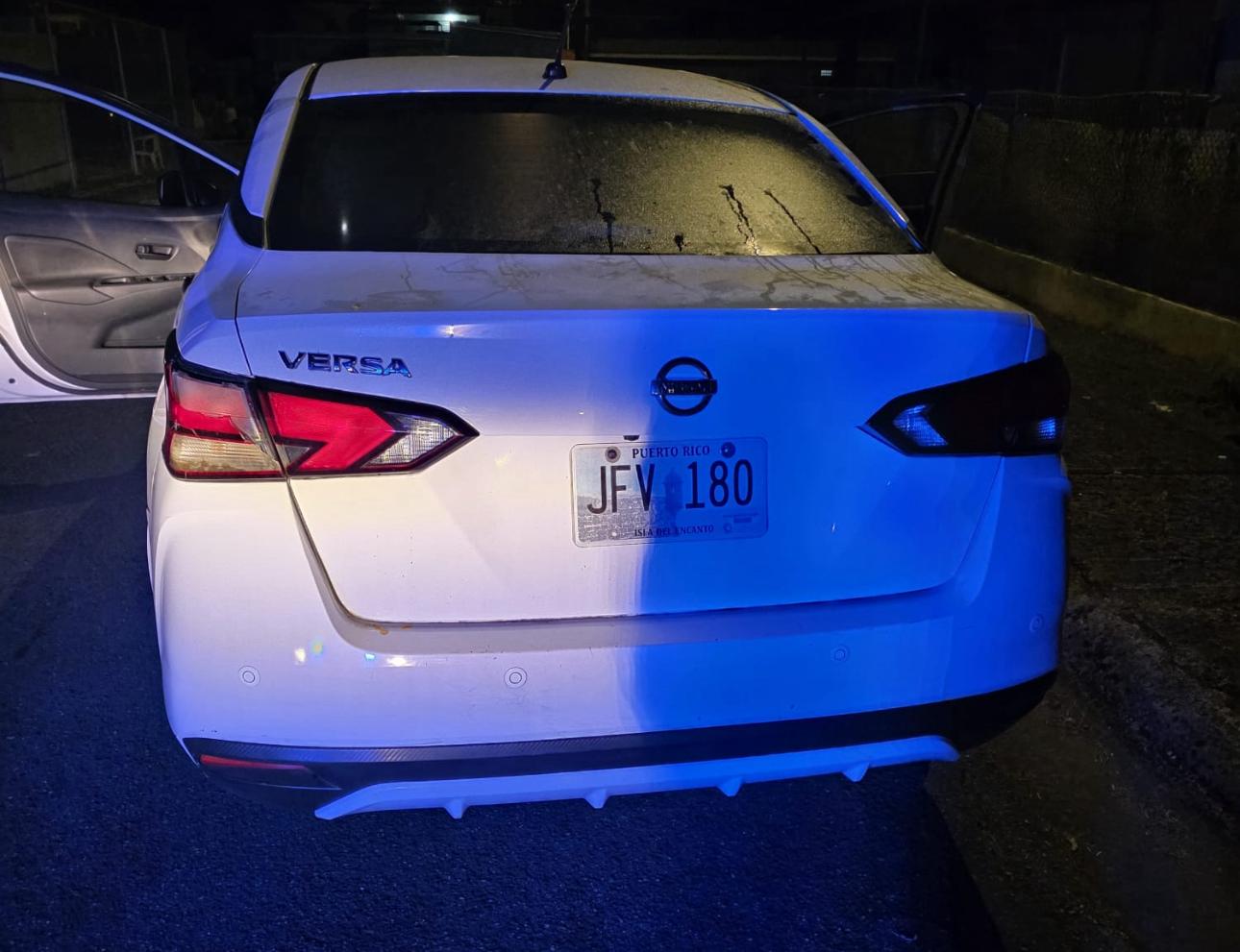 Policía agarra a pareja con vehículo desaparecido y arma de fuego con municiones en Caguas