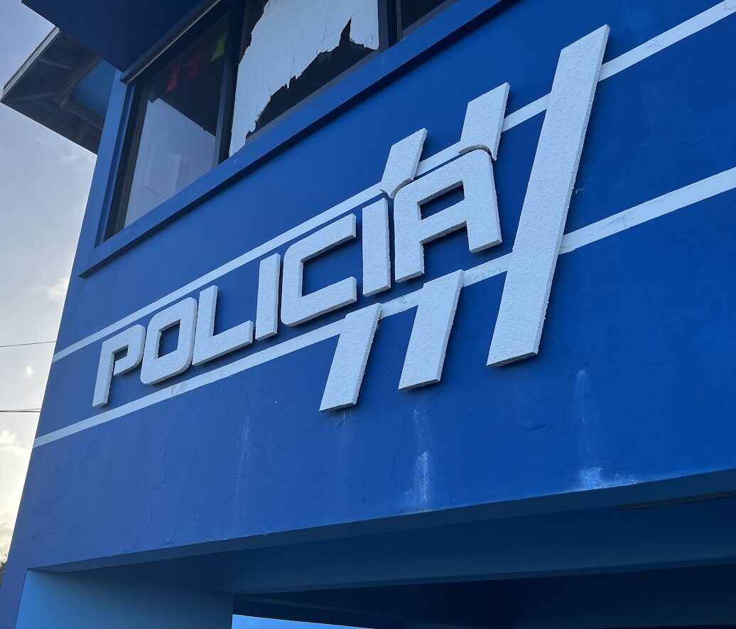 Extraen arma de vehículo que no tenía los seguros activados