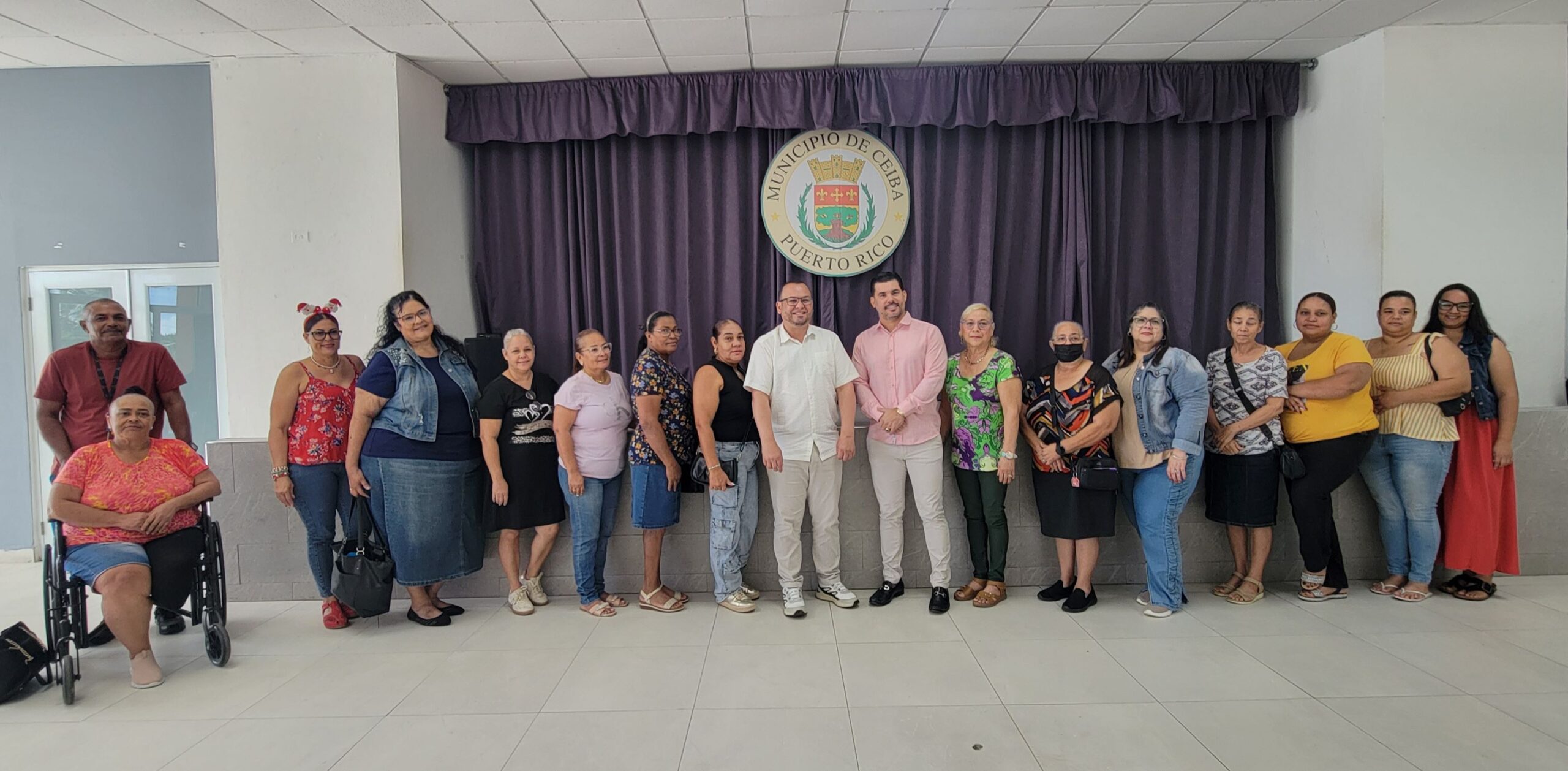 Ceibeños reciben selladores de techos y ayudas para sus viviendas
