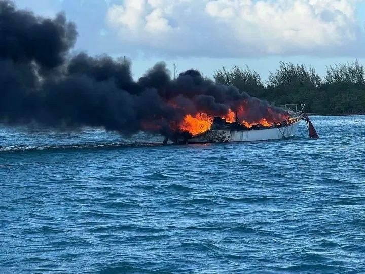 Velero se incendia y termina sumergido frente a Isleta Marina en Fajardo