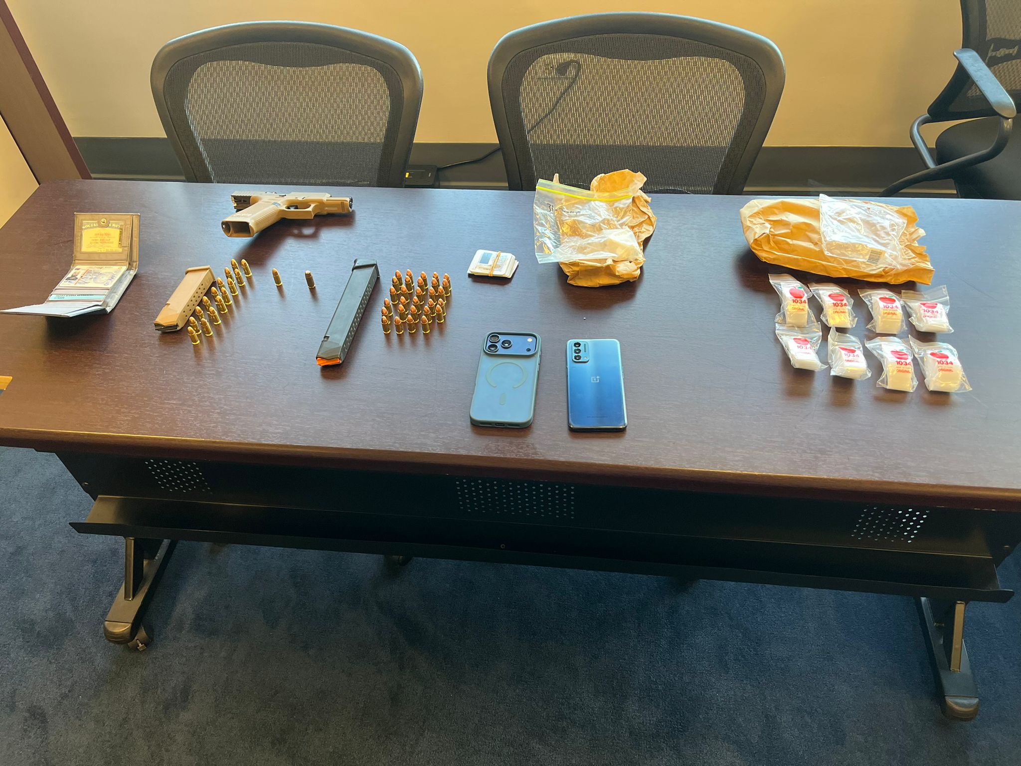 Arrestan a individuo con arma modificada y drogas en residencial de Gurabo
