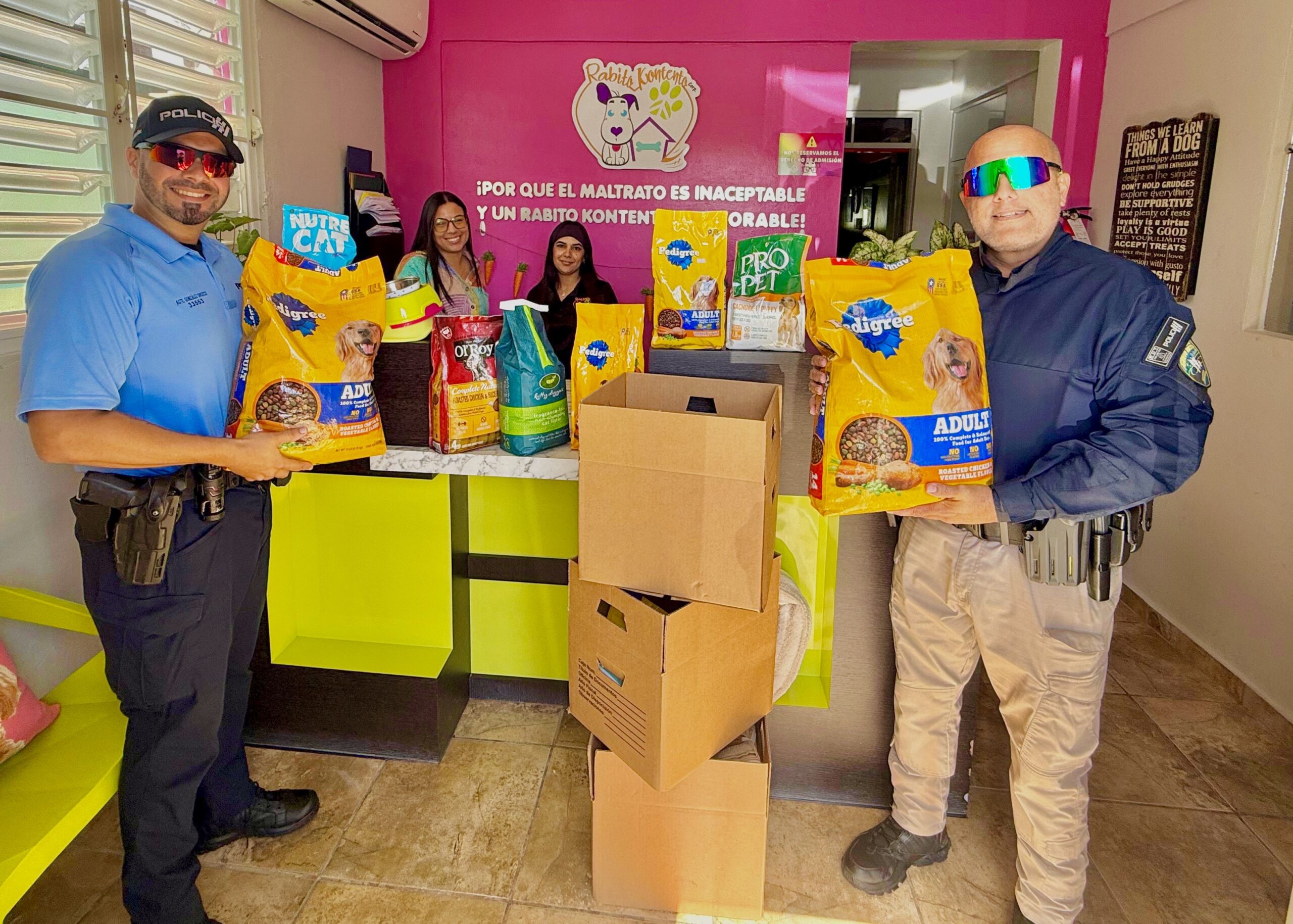 Policía de Humacao entrega donaciones a fundación de rescate animal en Utuado