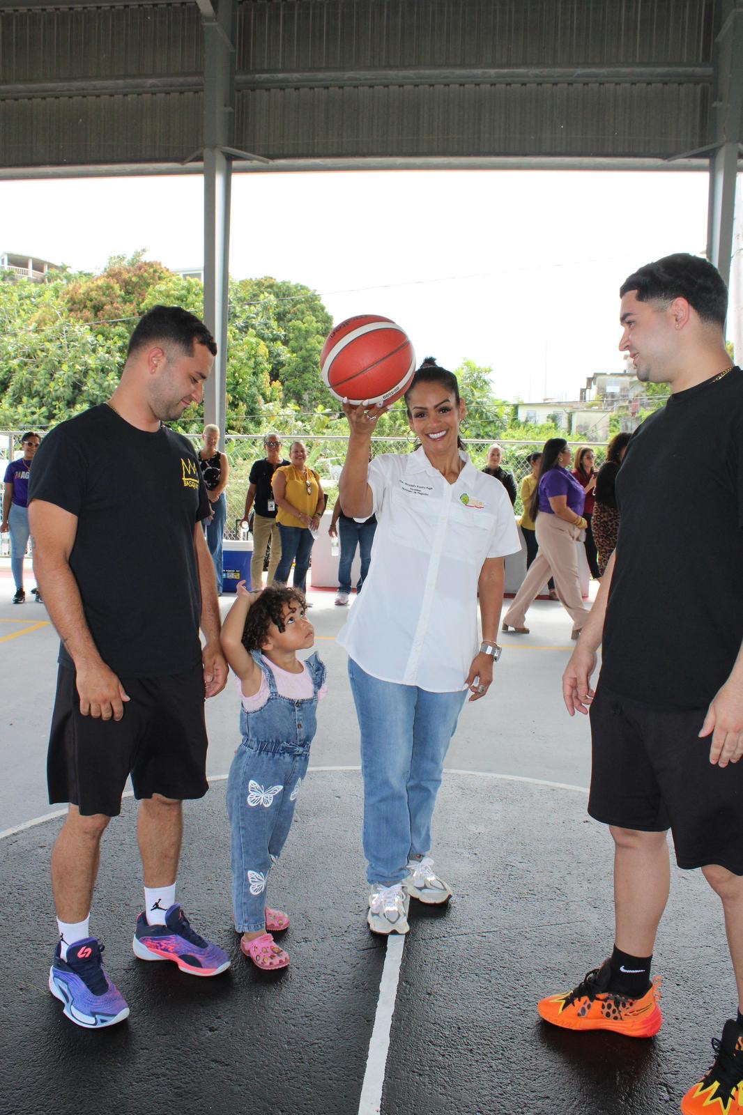 Naguabo inaugura cancha bajo techo en Playa Húcares