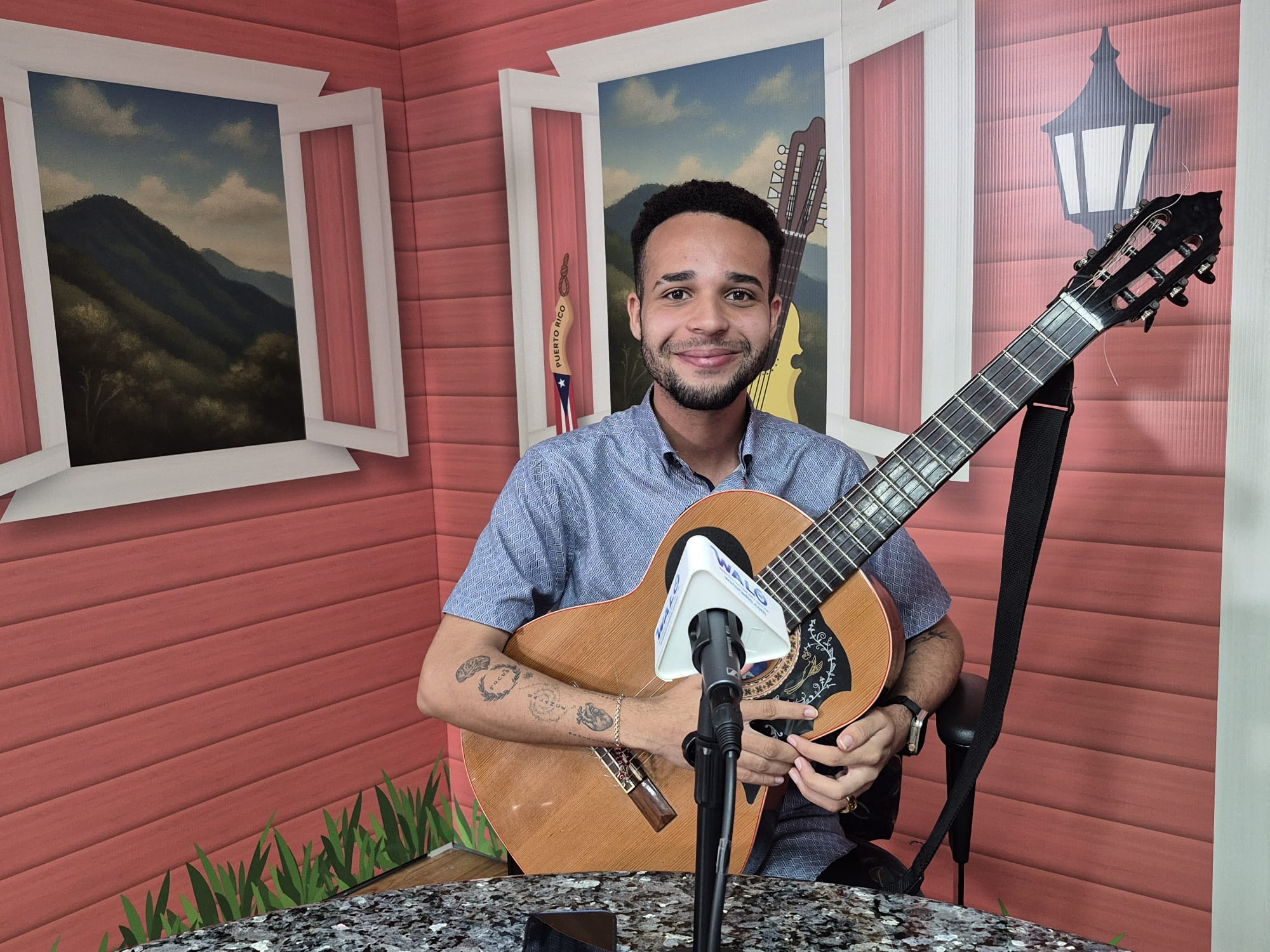 Joven humacaeño, producto de P.E.C.E.S, conmueve con su historia de superación y talento musical