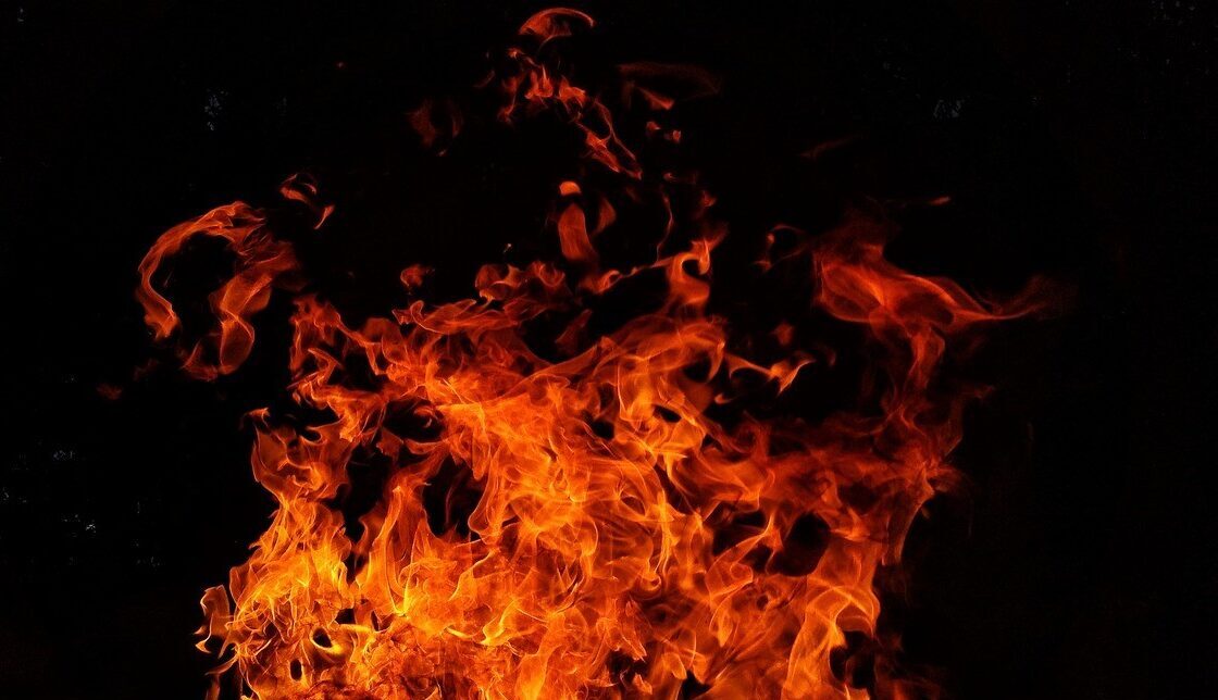 Explosivos de Humacao investiga incendio malicioso de barbería rodante en Las Piedras