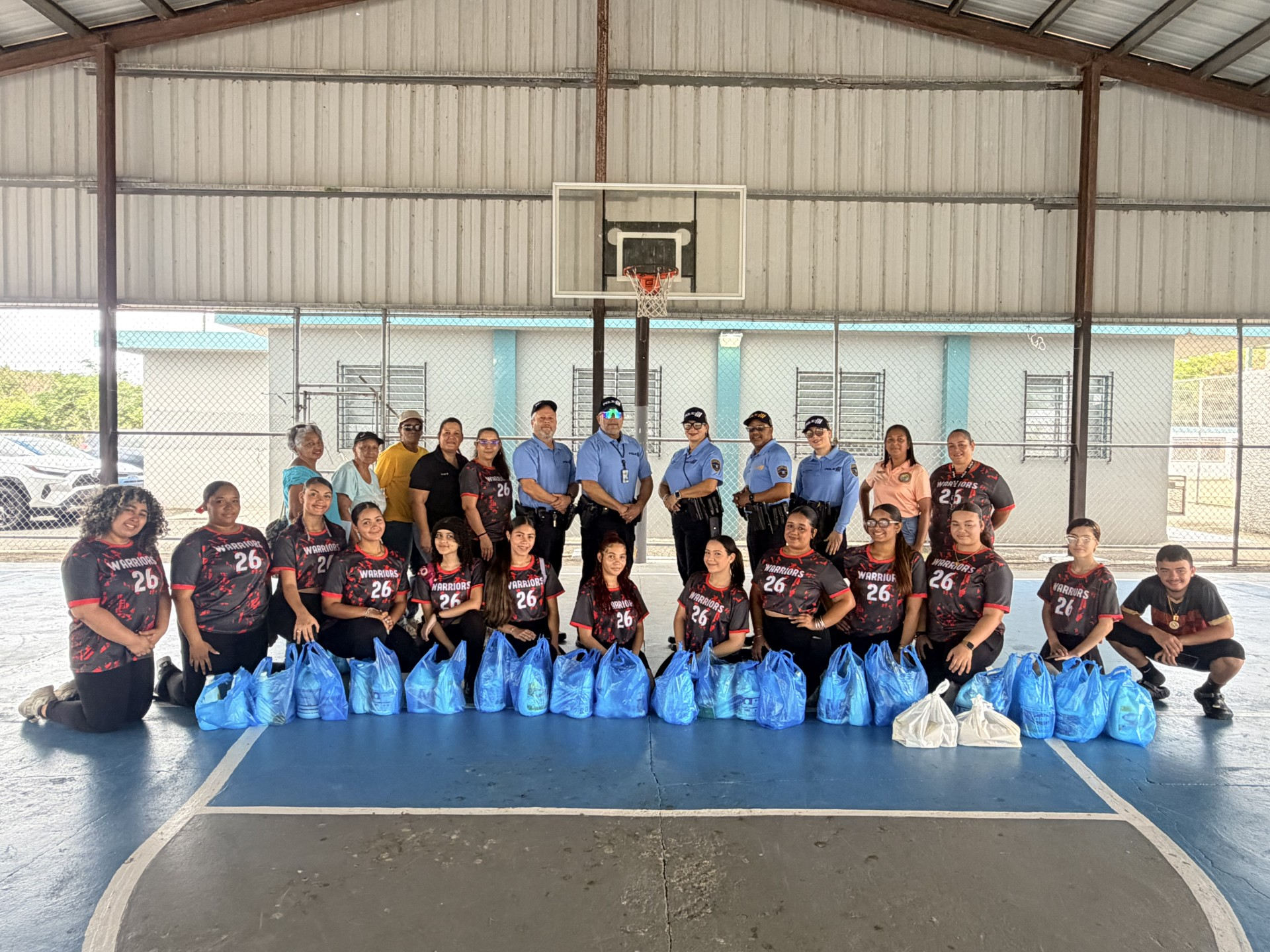 Policía, líderes comunitarios y estudiantes llevan ayuda a adultos mayores en Humacao