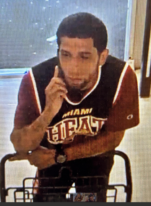 Buscan a hombre que cometió ratería en comercios de Juncos