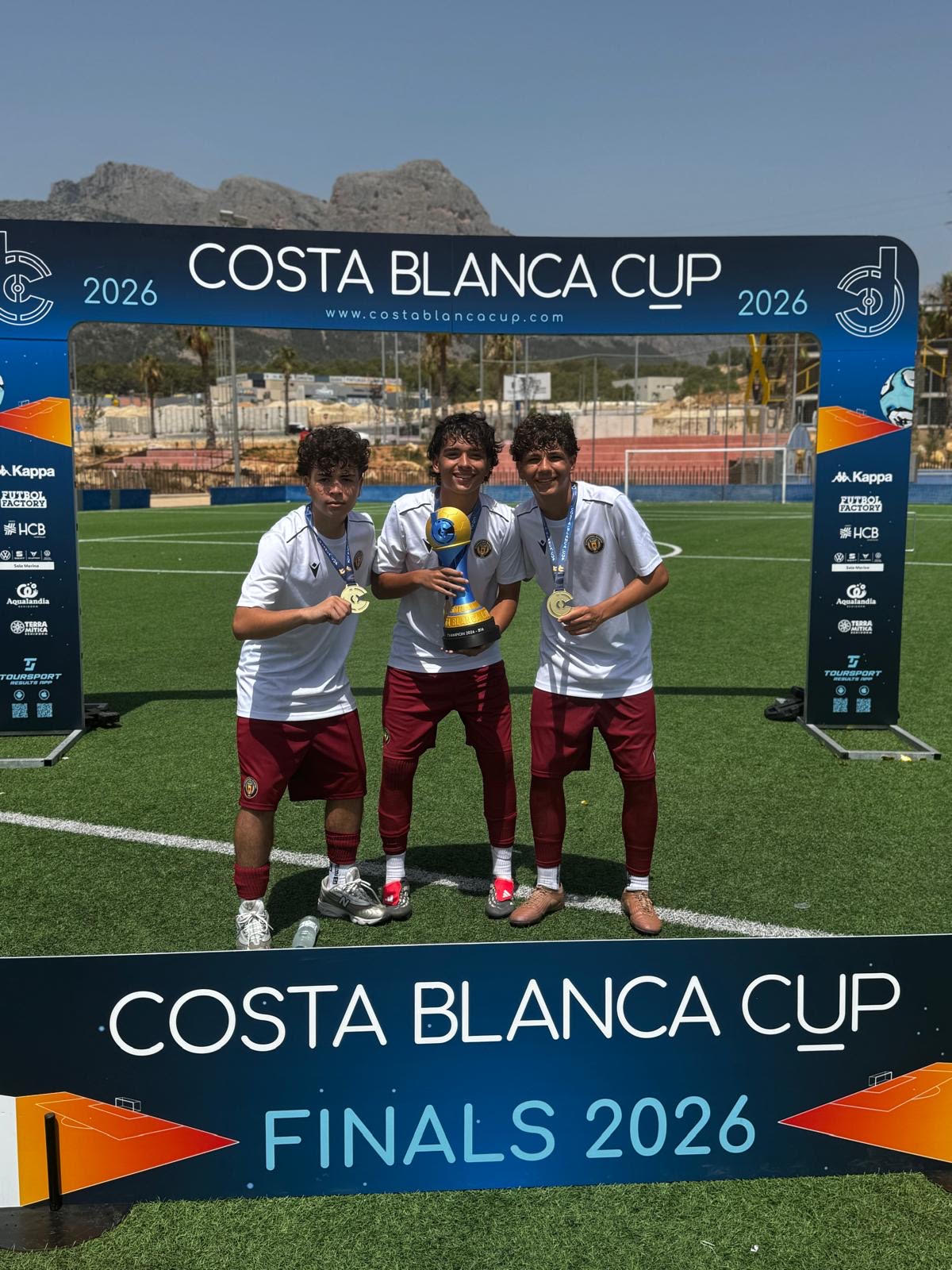 Jugadores de H-Town FC de Humacao se coronan campeones en torneo internacional de fútbol en España